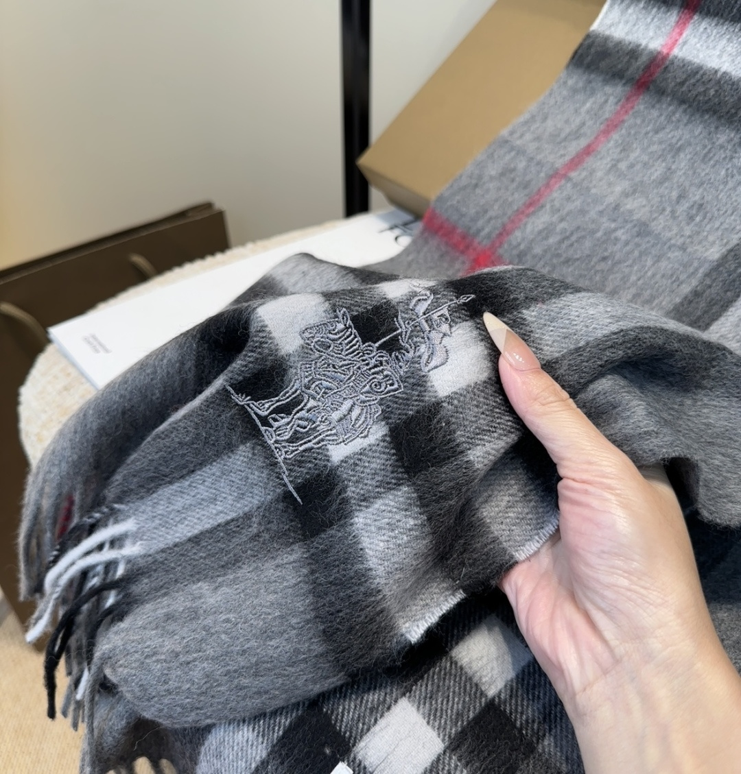 Burberry · 巴宝莉围巾❗️好看的要疯掉了，太有型太有魅力了❗️❗️非常斯文时尚的秋冬单品！真的