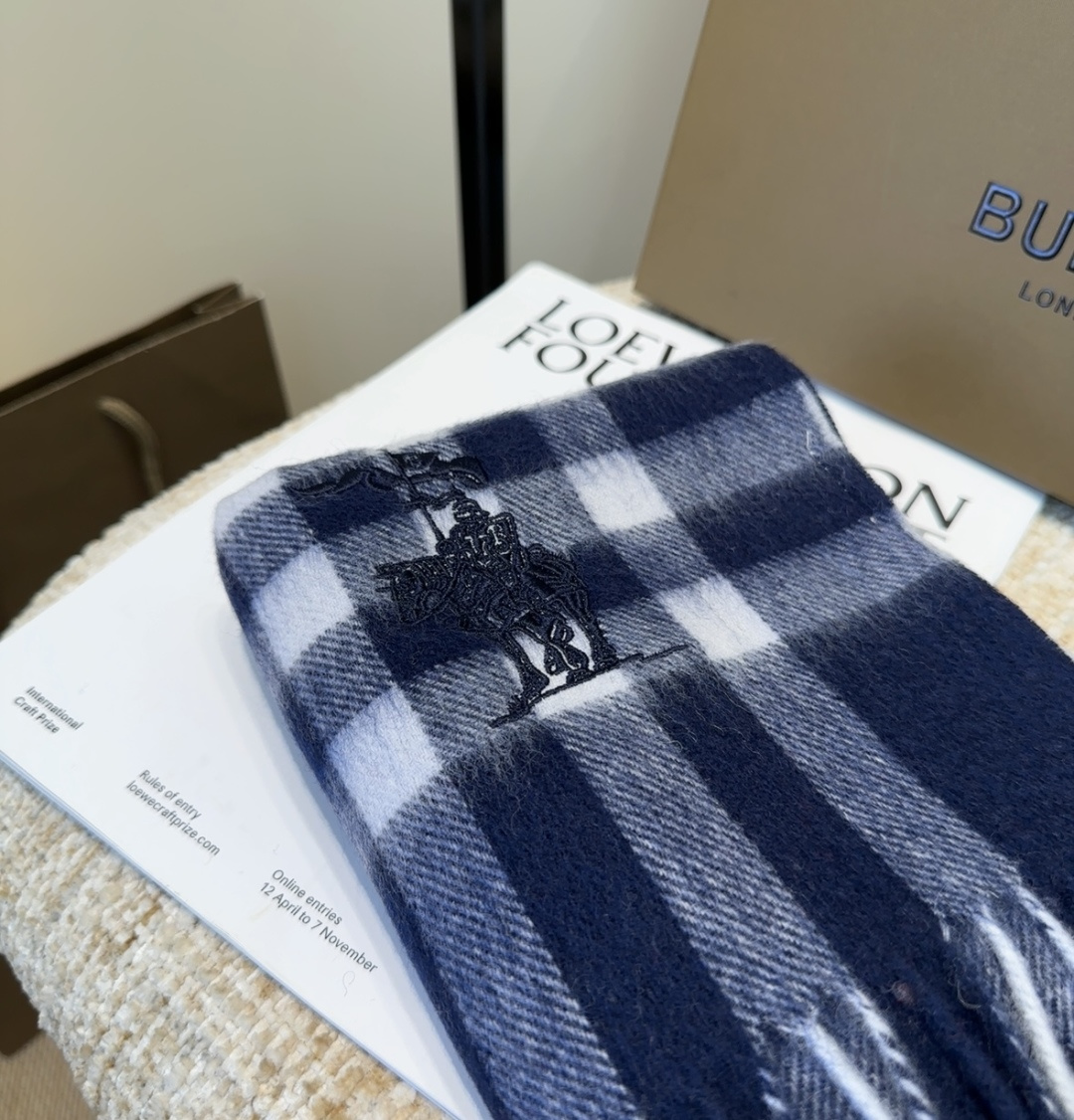 Burberry · 巴宝莉围巾❗️好看的要疯掉了，太有型太有魅力了❗️❗️非常斯文时尚的秋冬单品！真的