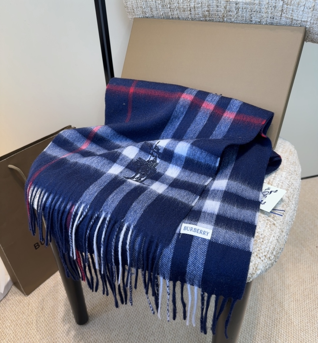Burberry · 巴宝莉围巾❗️好看的要疯掉了，太有型太有魅力了❗️❗️非常斯文时尚的秋冬单品！真的