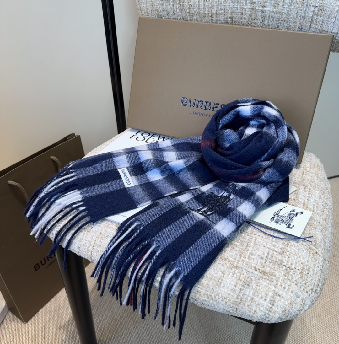 Burberry · 巴宝莉围巾❗️好看的要疯掉了，太有型太有魅力了❗️❗️非常斯文时尚的秋冬单品！真的