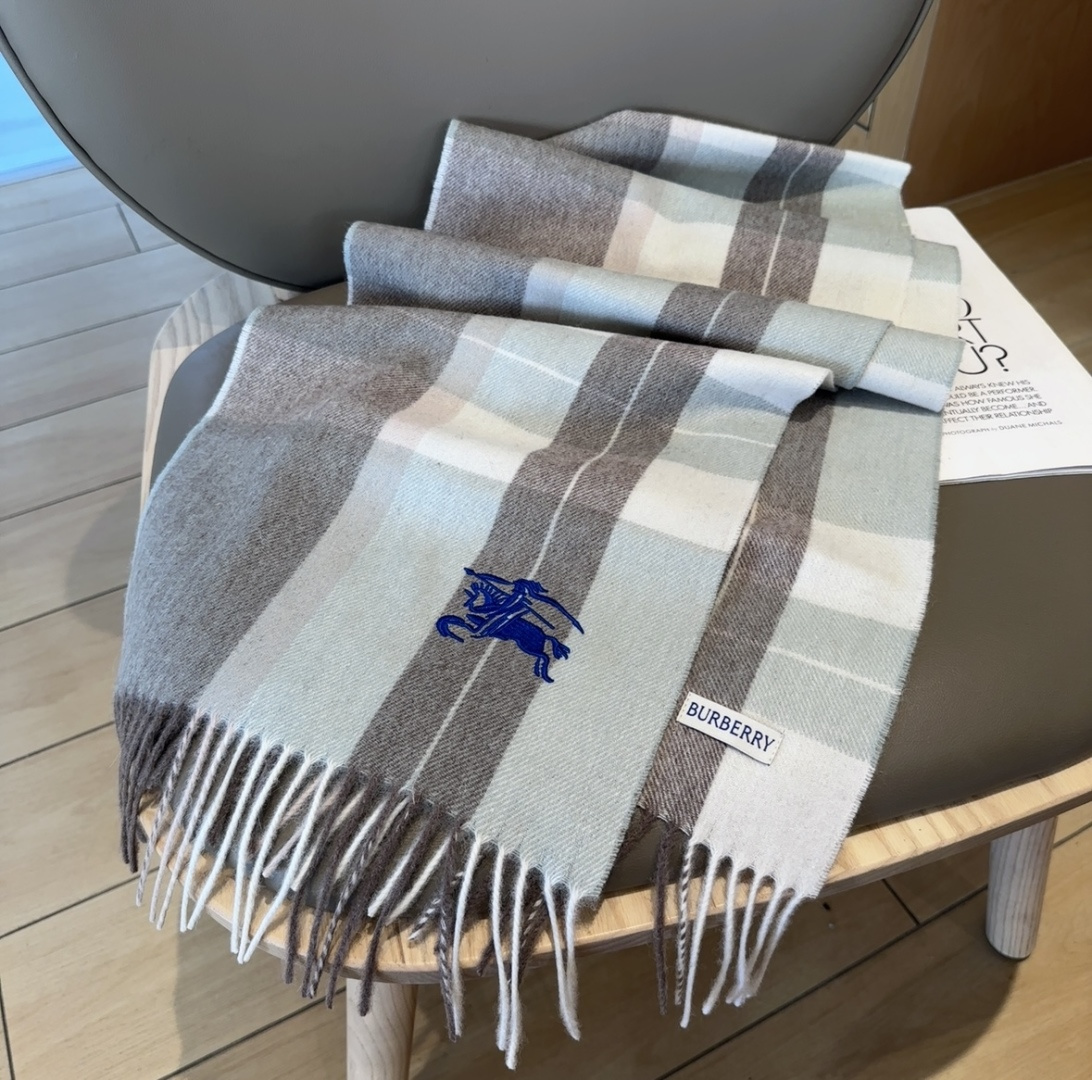Burberry · 巴宝莉格子围巾❗️好看的要疯掉了，太有型太有魅力了❗️❗️非常斯文时尚的秋冬单品！