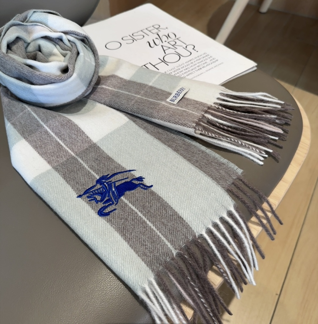 Burberry · 巴宝莉格子围巾❗️好看的要疯掉了，太有型太有魅力了❗️❗️非常斯文时尚的秋冬单品！