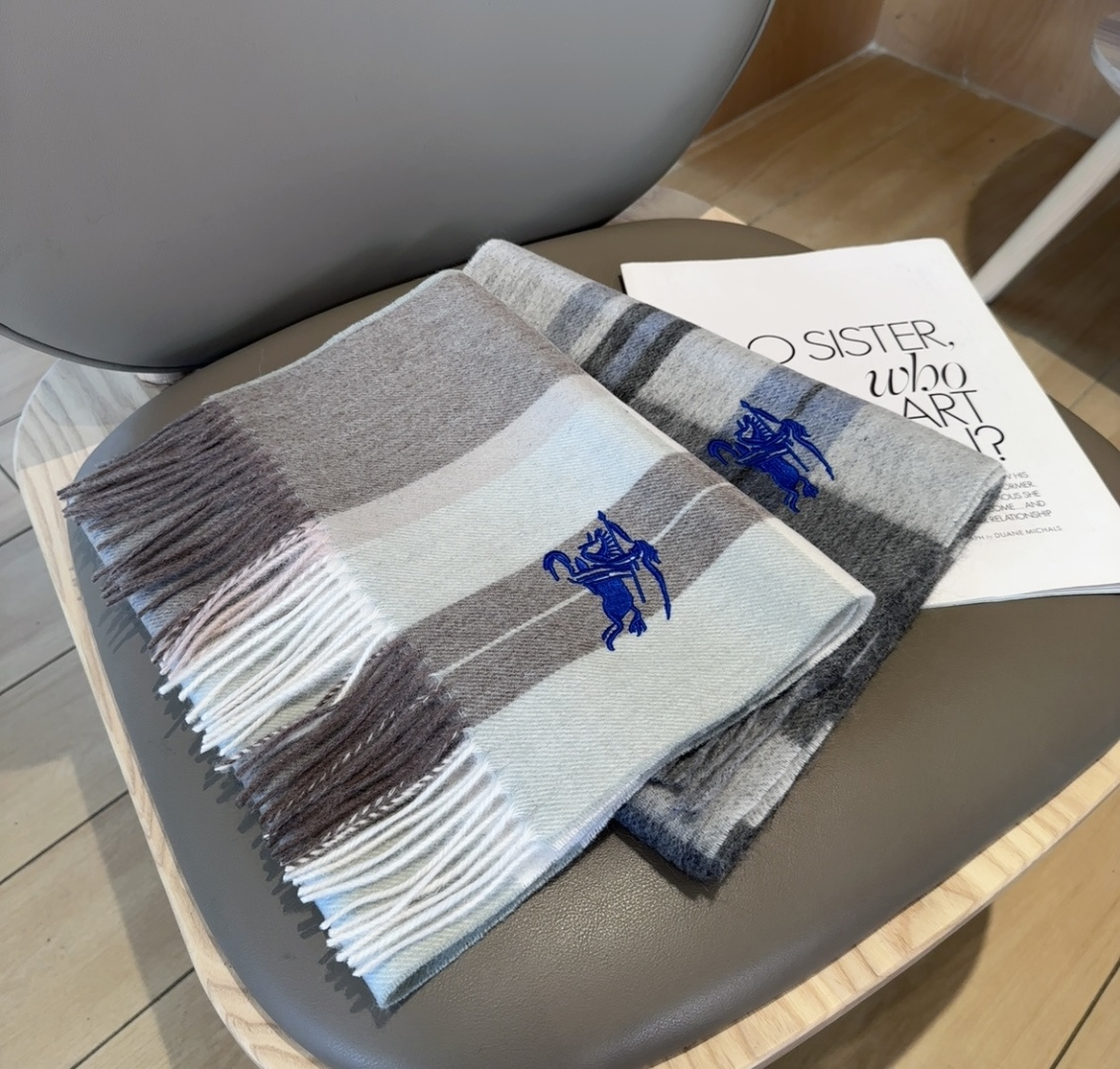 Burberry · 巴宝莉格子围巾❗️好看的要疯掉了，太有型太有魅力了❗️❗️非常斯文时尚的秋冬单品！