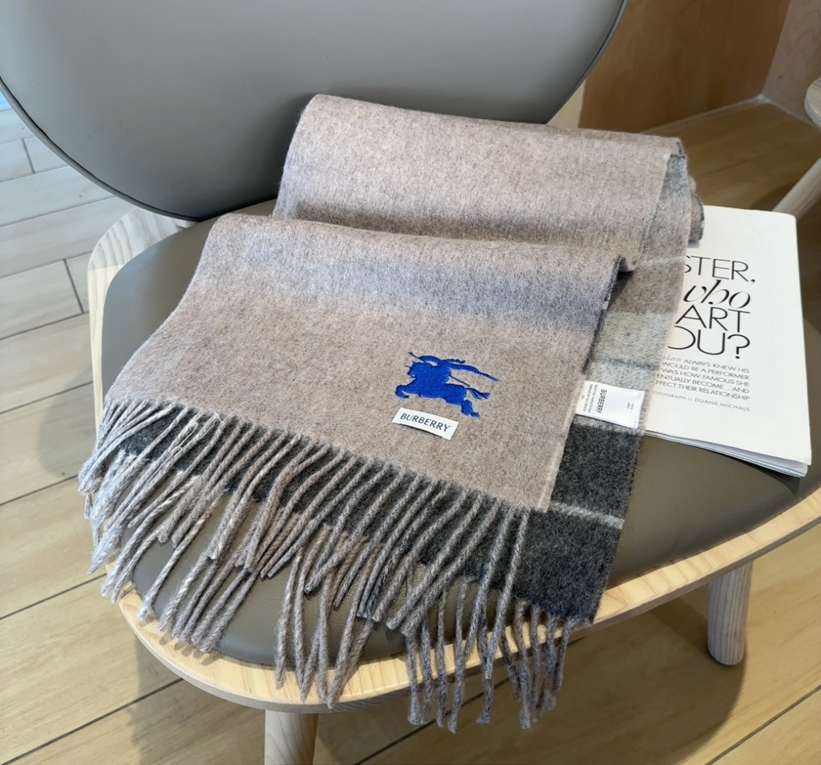 巴宝莉双拼色 双面提花围巾 秋冬最新款 排队买 绝对的上身效果极佳 ，双面羊绒厚实无比，大克重 超级保暖