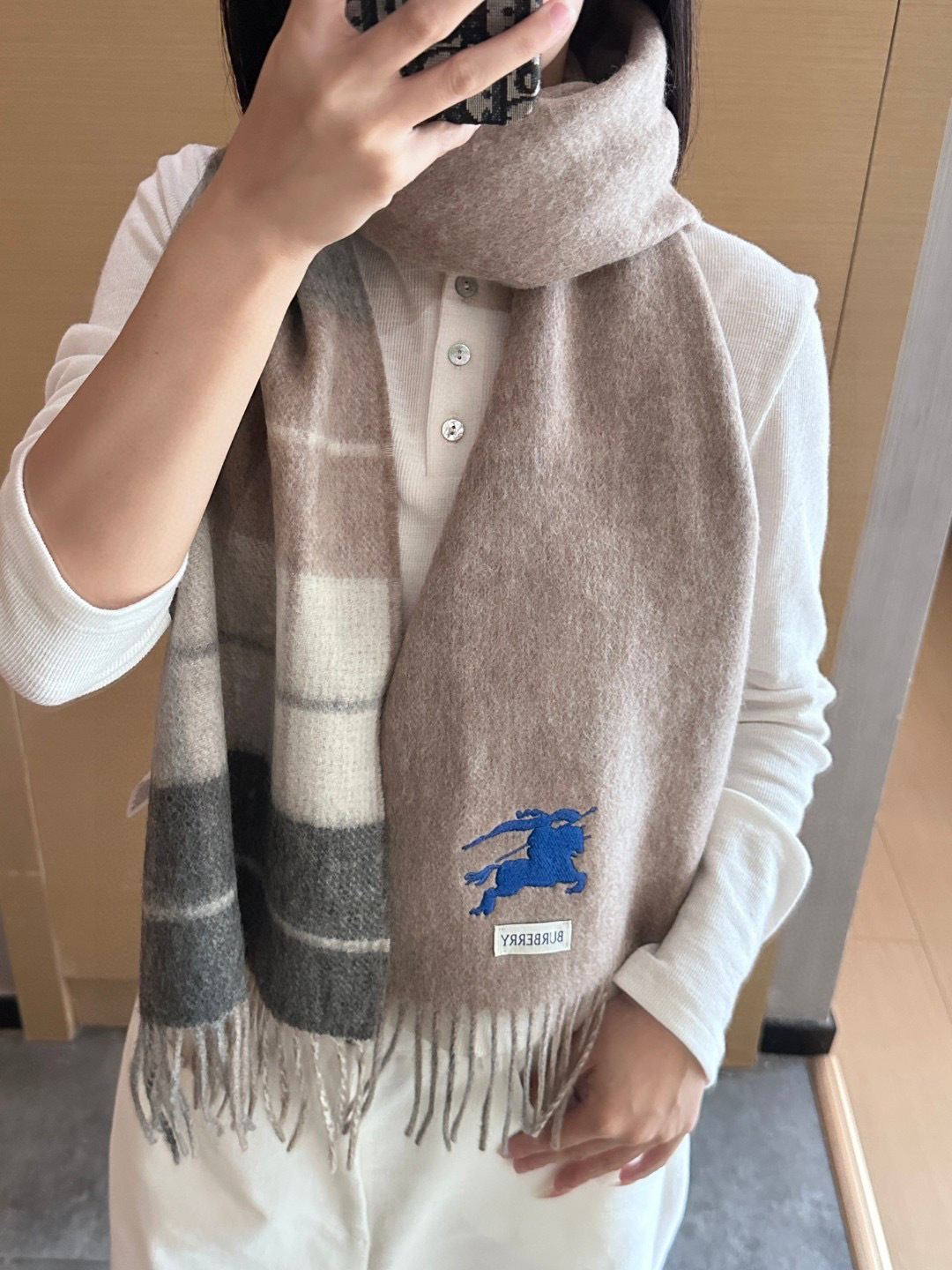 巴宝莉双拼色 双面提花围巾 秋冬最新款 排队买 绝对的上身效果极佳 ，双面羊绒厚实无比，大克重 超级保暖