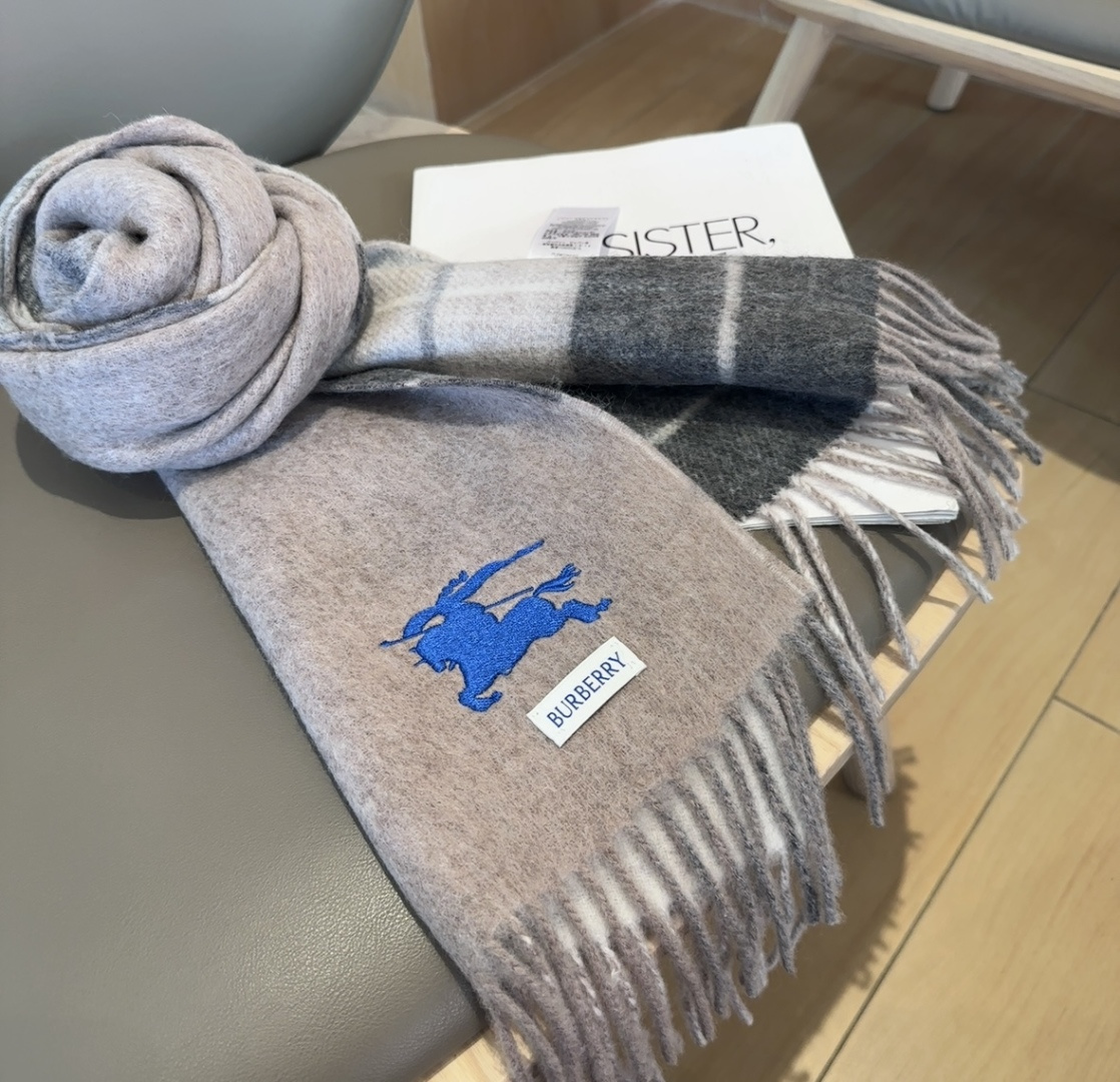 巴宝莉双拼色 双面提花围巾 秋冬最新款 排队买 绝对的上身效果极佳 ，双面羊绒厚实无比，大克重 超级保暖