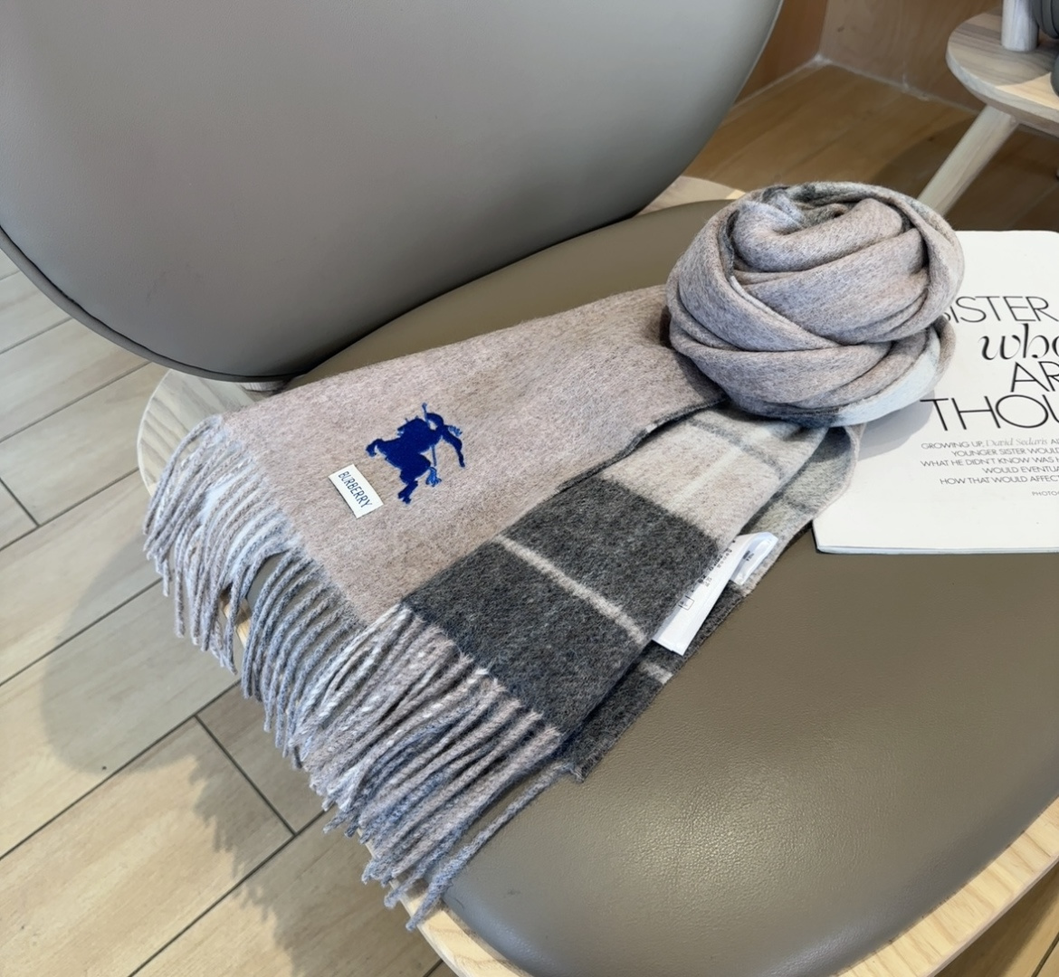 巴宝莉双拼色 双面提花围巾 秋冬最新款 排队买 绝对的上身效果极佳 ，双面羊绒厚实无比，大克重 超级保暖