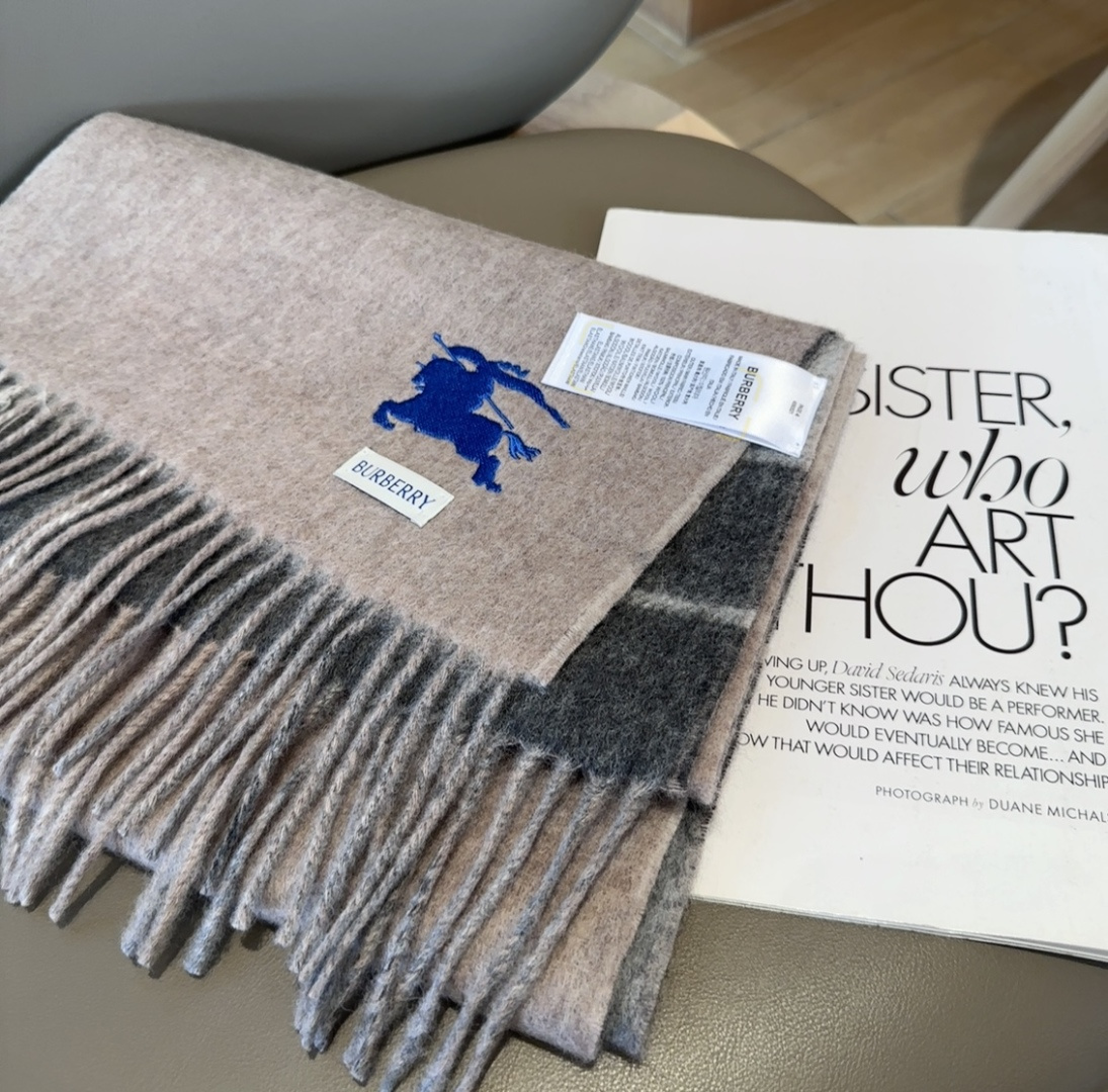 巴宝莉双拼色 双面提花围巾 秋冬最新款 排队买 绝对的上身效果极佳 ，双面羊绒厚实无比，大克重 超级保暖