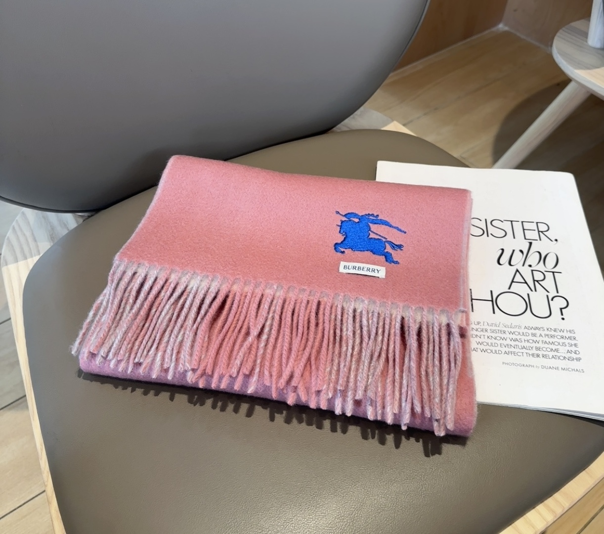 巴宝莉双拼色 双面提花围巾 秋冬最新款 排队买 绝对的上身效果极佳 ，双面羊绒厚实无比，大克重 超级保暖