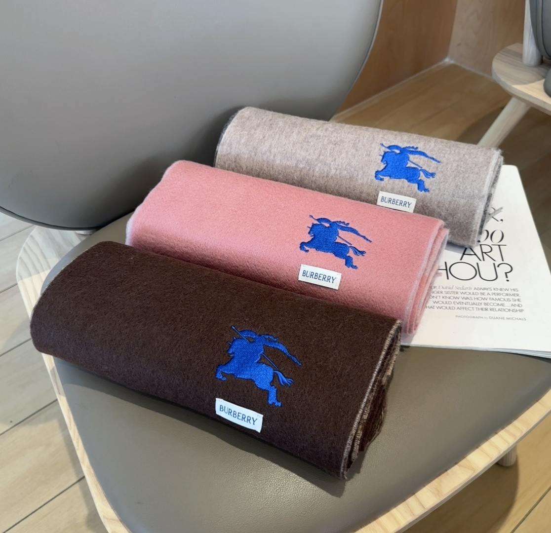 巴宝莉双拼色 双面提花围巾 秋冬最新款 排队买 绝对的上身效果极佳 ，双面羊绒厚实无比，大克重 超级保暖