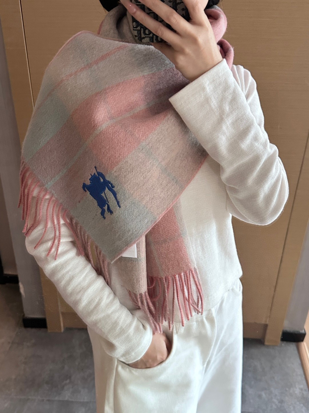 巴宝莉双拼色 双面提花围巾 秋冬最新款 排队买 绝对的上身效果极佳 ，双面羊绒厚实无比，大克重 超级保暖