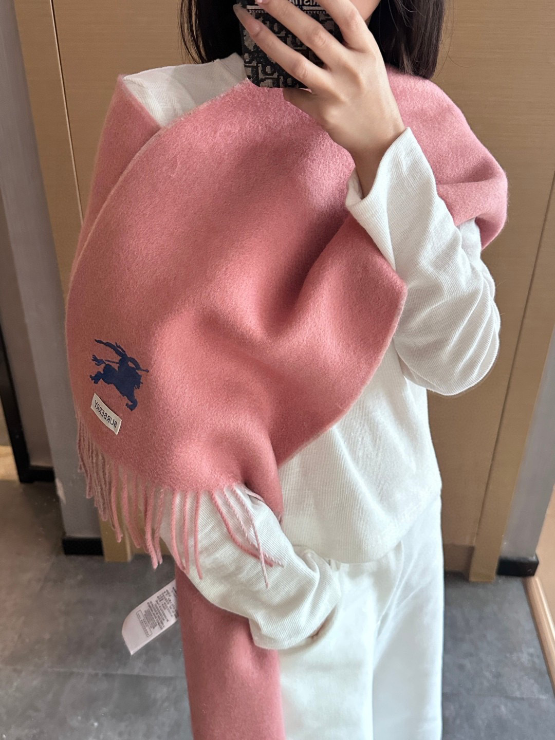 巴宝莉双拼色 双面提花围巾 秋冬最新款 排队买 绝对的上身效果极佳 ，双面羊绒厚实无比，大克重 超级保暖