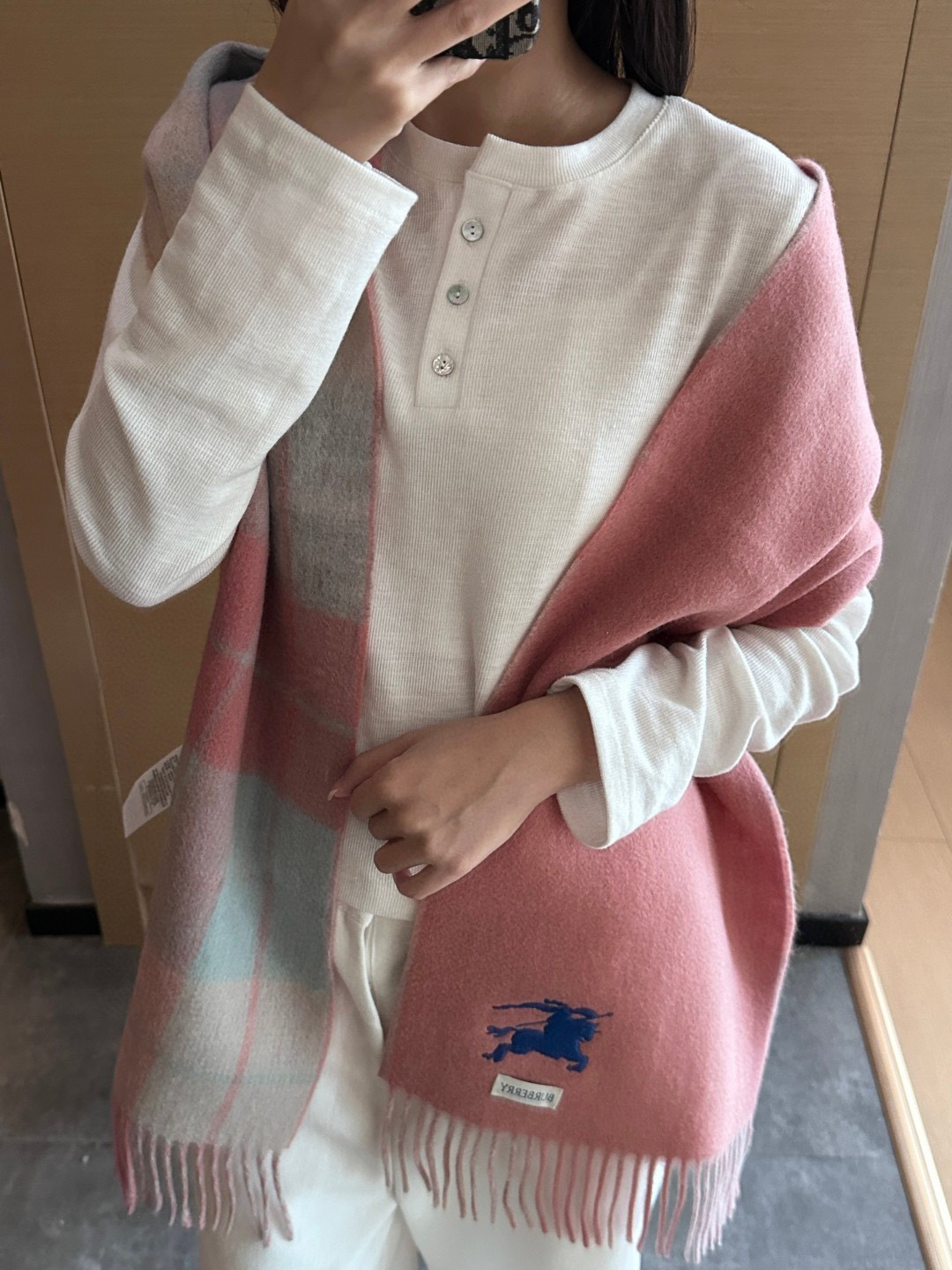 巴宝莉双拼色 双面提花围巾 秋冬最新款 排队买 绝对的上身效果极佳 ，双面羊绒厚实无比，大克重 超级保暖