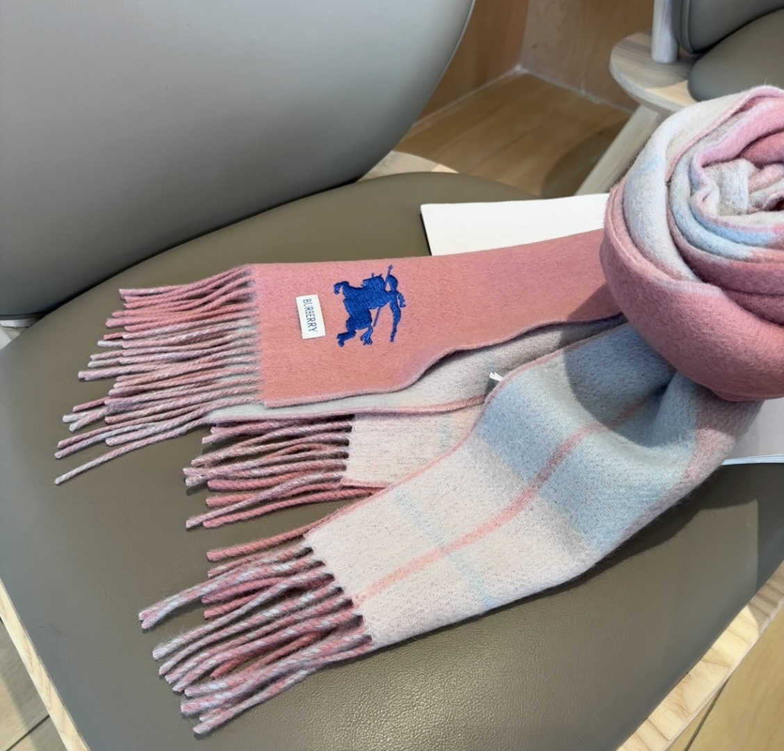 巴宝莉双拼色 双面提花围巾 秋冬最新款 排队买 绝对的上身效果极佳 ，双面羊绒厚实无比，大克重 超级保暖