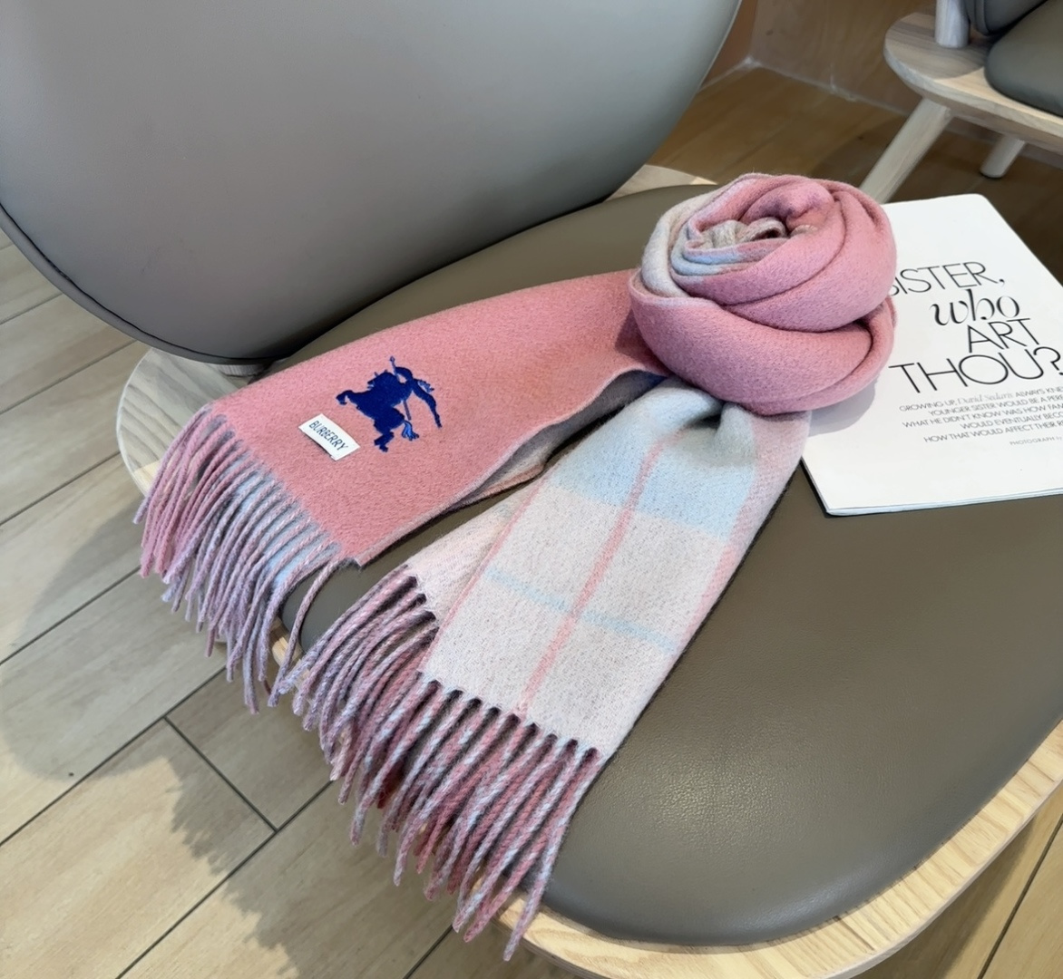 巴宝莉双拼色 双面提花围巾 秋冬最新款 排队买 绝对的上身效果极佳 ，双面羊绒厚实无比，大克重 超级保暖