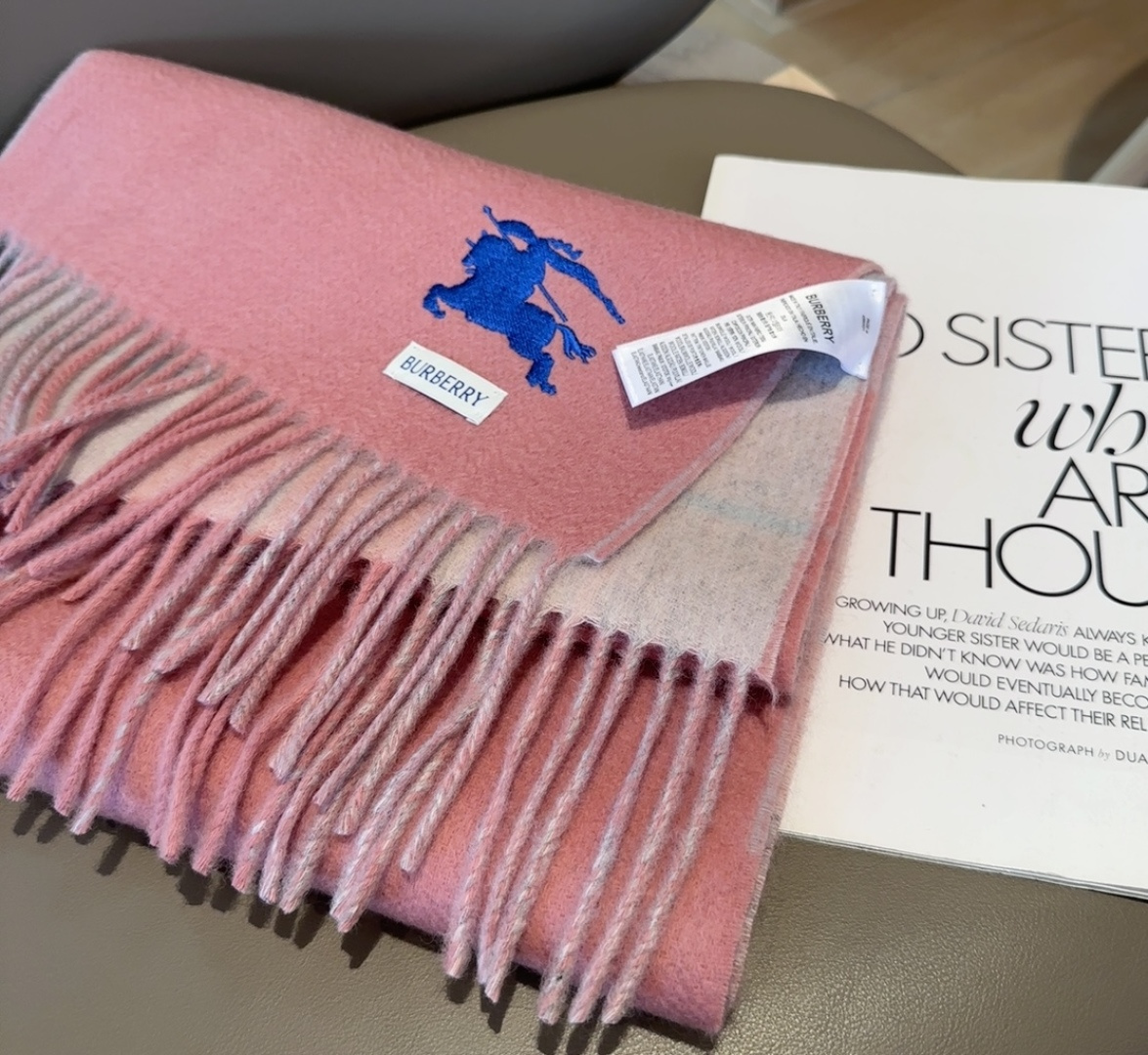 巴宝莉双拼色 双面提花围巾 秋冬最新款 排队买 绝对的上身效果极佳 ，双面羊绒厚实无比，大克重 超级保暖