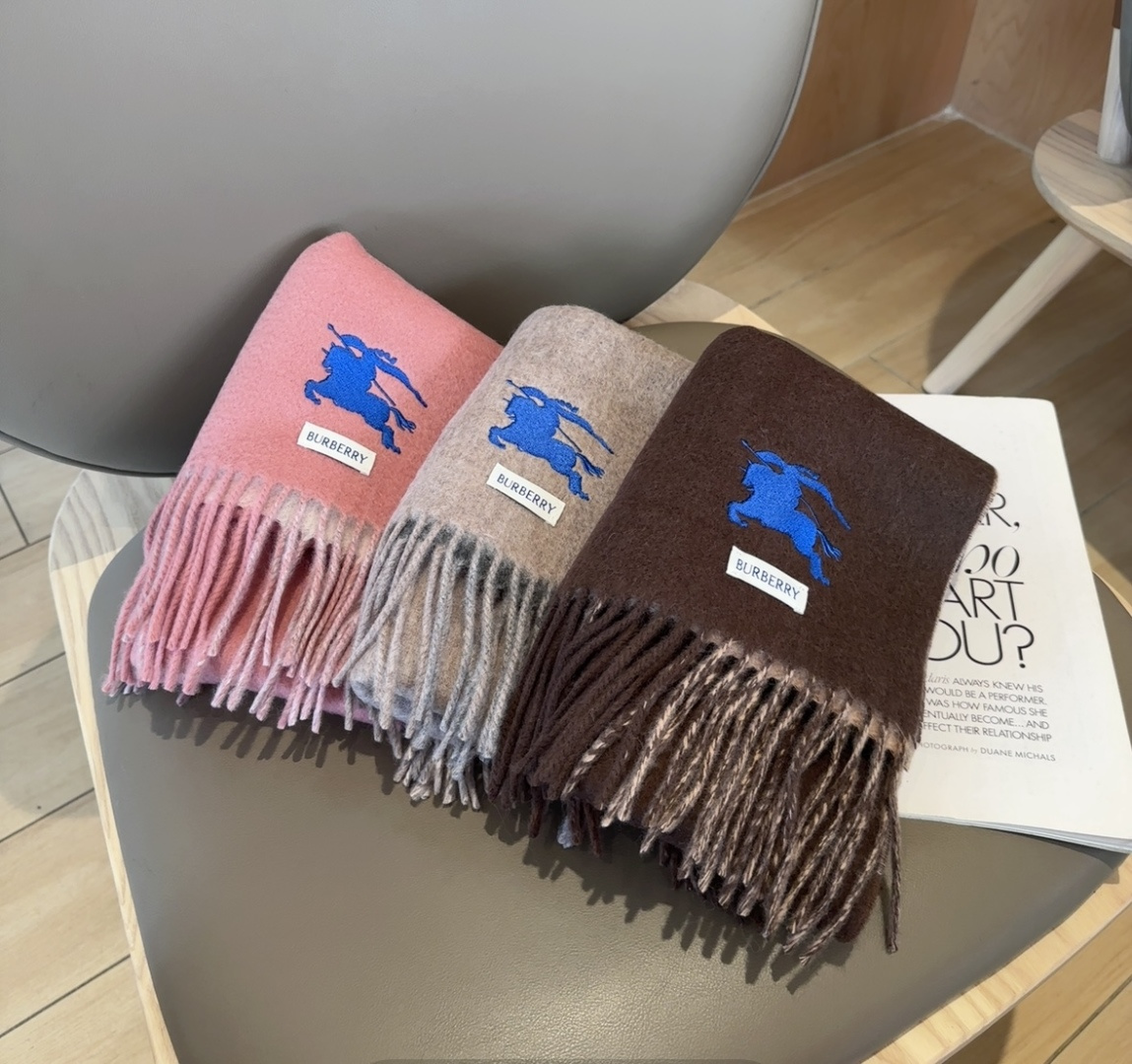 巴宝莉双拼色 双面提花围巾 秋冬最新款 排队买 绝对的上身效果极佳 ，双面羊绒厚实无比，大克重 超级保暖