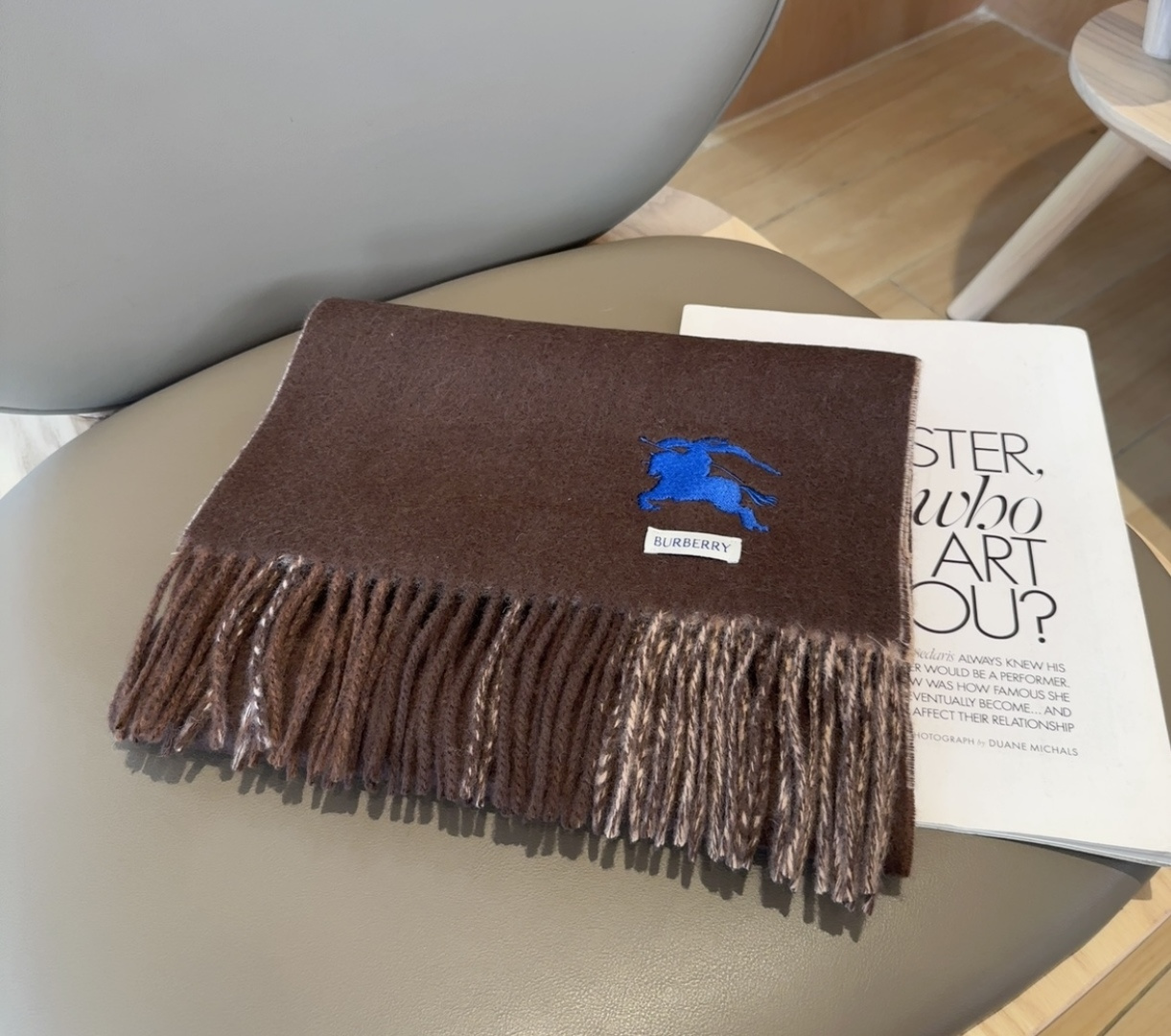 巴宝莉双拼色 双面提花围巾 秋冬最新款 排队买 绝对的上身效果极佳 ，双面羊绒厚实无比，大克重 超级保暖