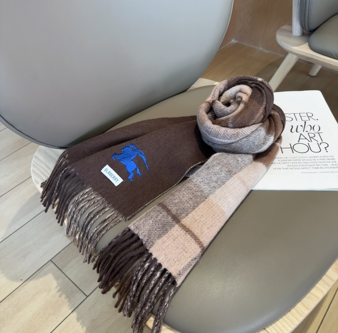 巴宝莉双拼色 双面提花围巾 秋冬最新款 排队买 绝对的上身效果极佳 ，双面羊绒厚实无比，大克重 超级保暖