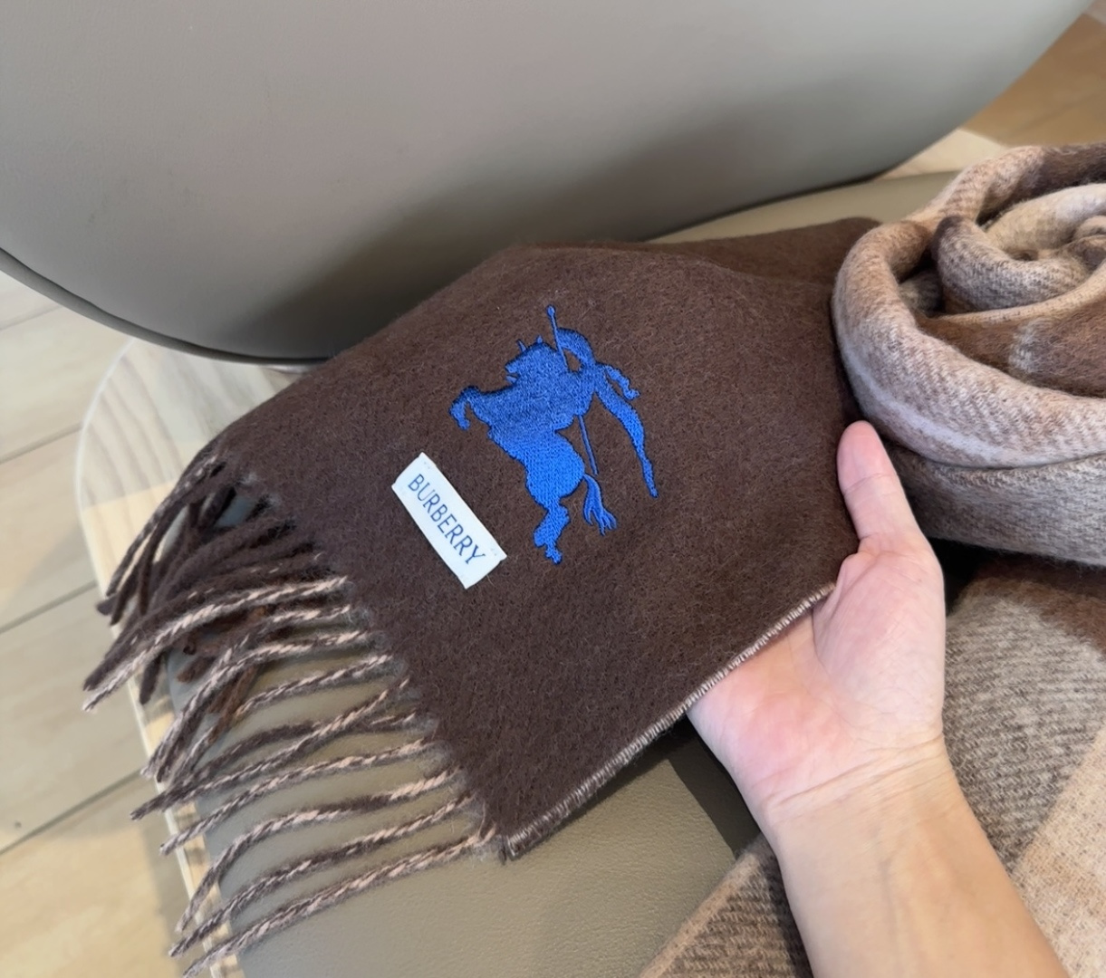 巴宝莉双拼色 双面提花围巾 秋冬最新款 排队买 绝对的上身效果极佳 ，双面羊绒厚实无比，大克重 超级保暖