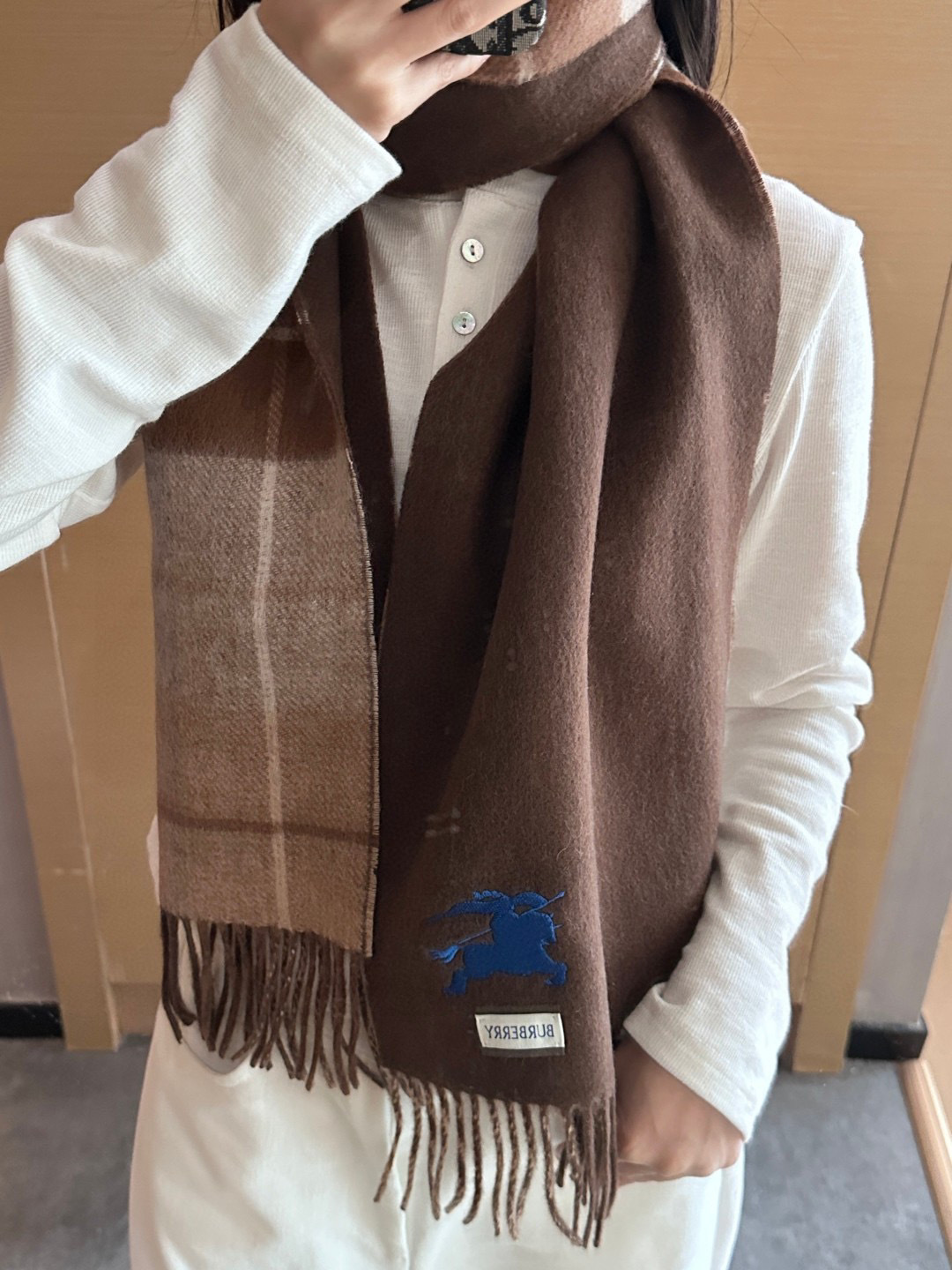 巴宝莉双拼色 双面提花围巾 秋冬最新款 排队买 绝对的上身效果极佳 ，双面羊绒厚实无比，大克重 超级保暖