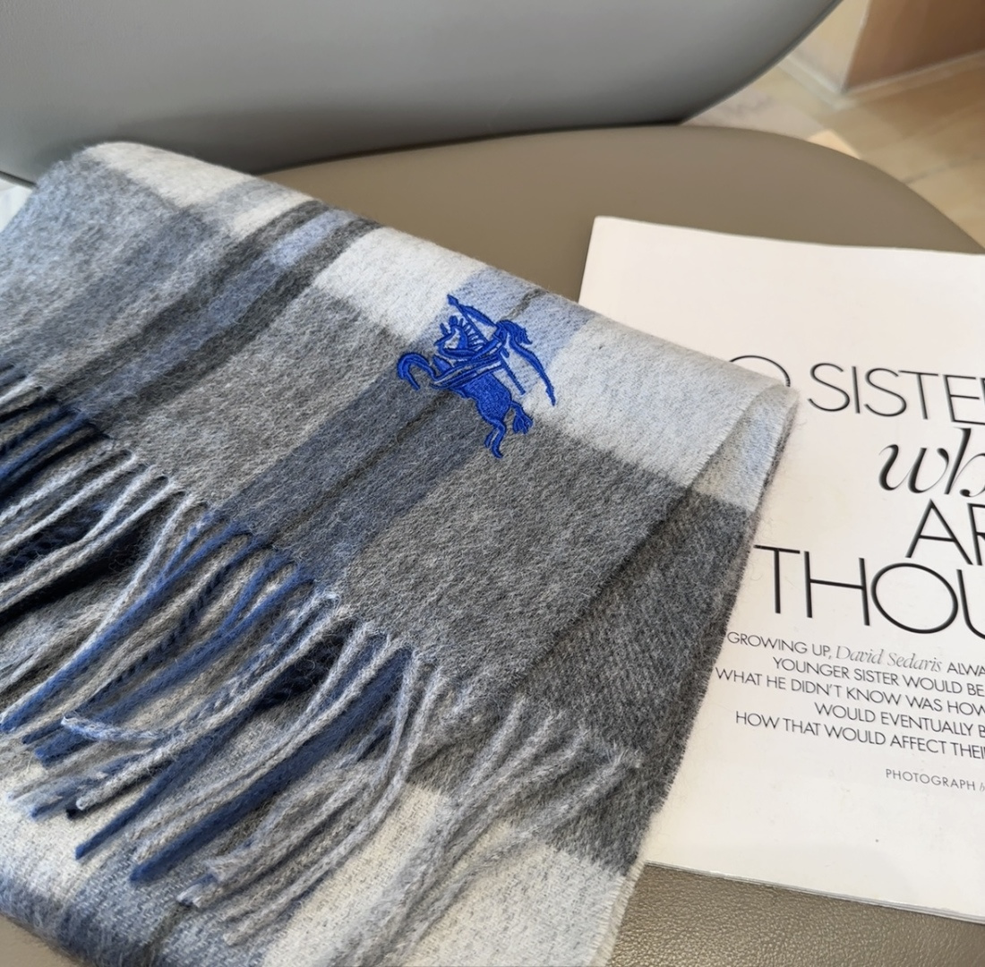 Burberry · 巴宝莉格子围巾❗️好看的要疯掉了，太有型太有魅力了❗️❗️非常斯文时尚的秋冬单品！