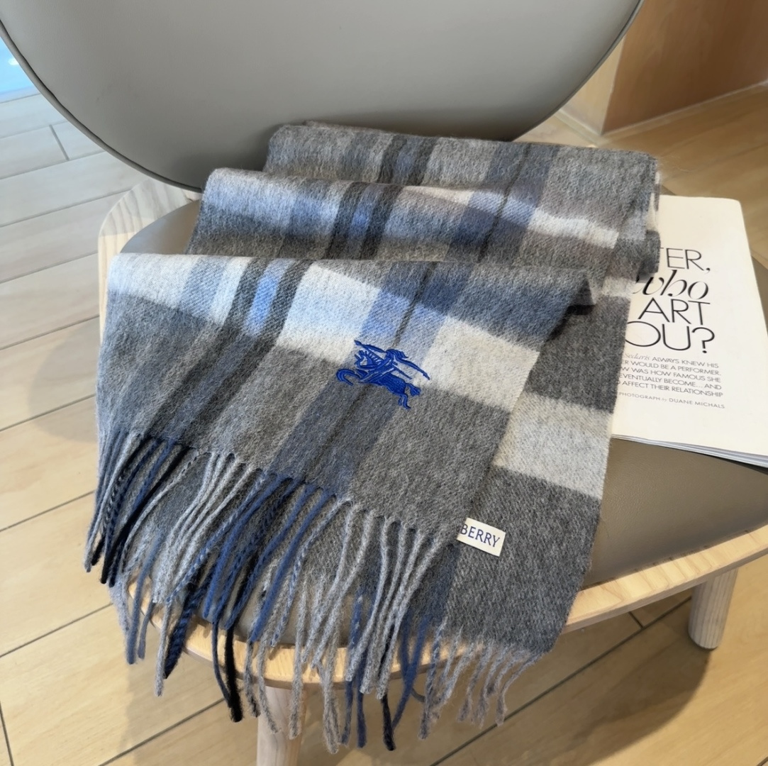 Burberry · 巴宝莉格子围巾❗️好看的要疯掉了，太有型太有魅力了❗️❗️非常斯文时尚的秋冬单品！