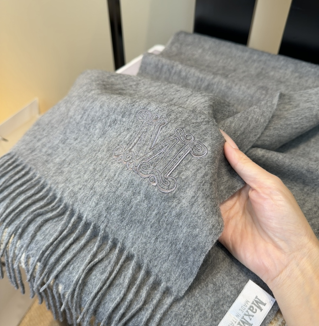 ✨MaxMara经典围巾❗来个硬货.麻溜的安排上.纯正出口❗原订单已经交货一批，其中一批刚过海关，直蹦英