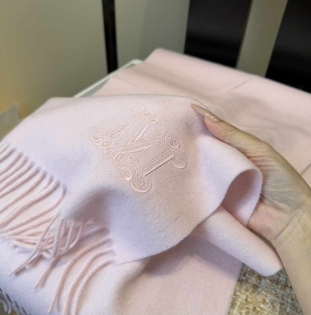 ✨MaxMara经典围巾❗来个硬货.麻溜的安排上.纯正出口❗原订单已经交货一批，其中一批刚过海关，直蹦英