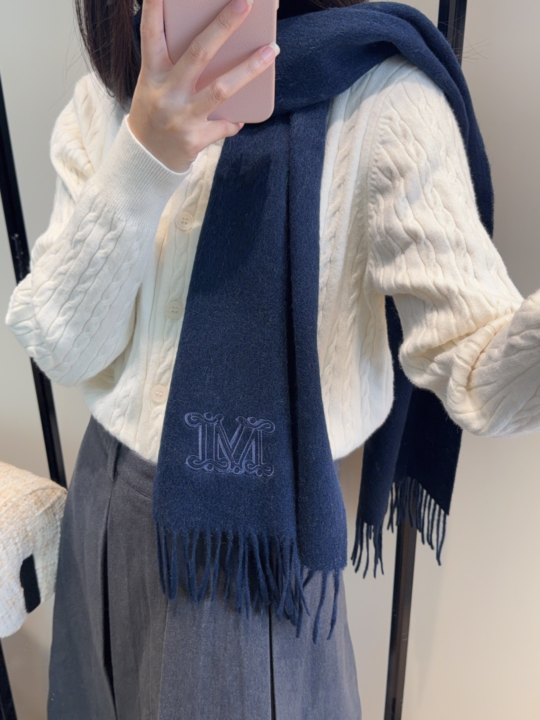 NO:581063,MaxMara’s classic scarf is a hard product. Regarding the arrangement of the hemp slip, a batch of original export orders have been delivered, and one batch has just passed customs and went straight to the UK. The last batch is still in emergency production. I don’t want to describe this kind of product anymore, it is a must-have for thousands of years. It is suitable for both men and women.  .The buyer took away some of it.. It feels soft and waxy, not heavy. It is super warm and skin-friendly. It is low-key and luxurious. Every color is so loved that I must arrange it. At such a good price, it will break my head if I miss it. Size 36*190cm high version scarf, high version scarf19860909MaxMara经典围巾来个硬货.麻溜的安排上.纯正出口原订单已经交货一批,其中一批刚过海关,直蹦英国.最后一批还在紧急生产中.这种货已经不想多描述了,万年必备款.男女通用.买手带走一部分..手感软糯,不厚重.超级保暖亲肤.及其低调奢华每个色都是爱到爆炸每色必须安排上.这么好的价位,错过敲烂脑壳儿size36*190cm高版本围巾,高版本围巾,scarf