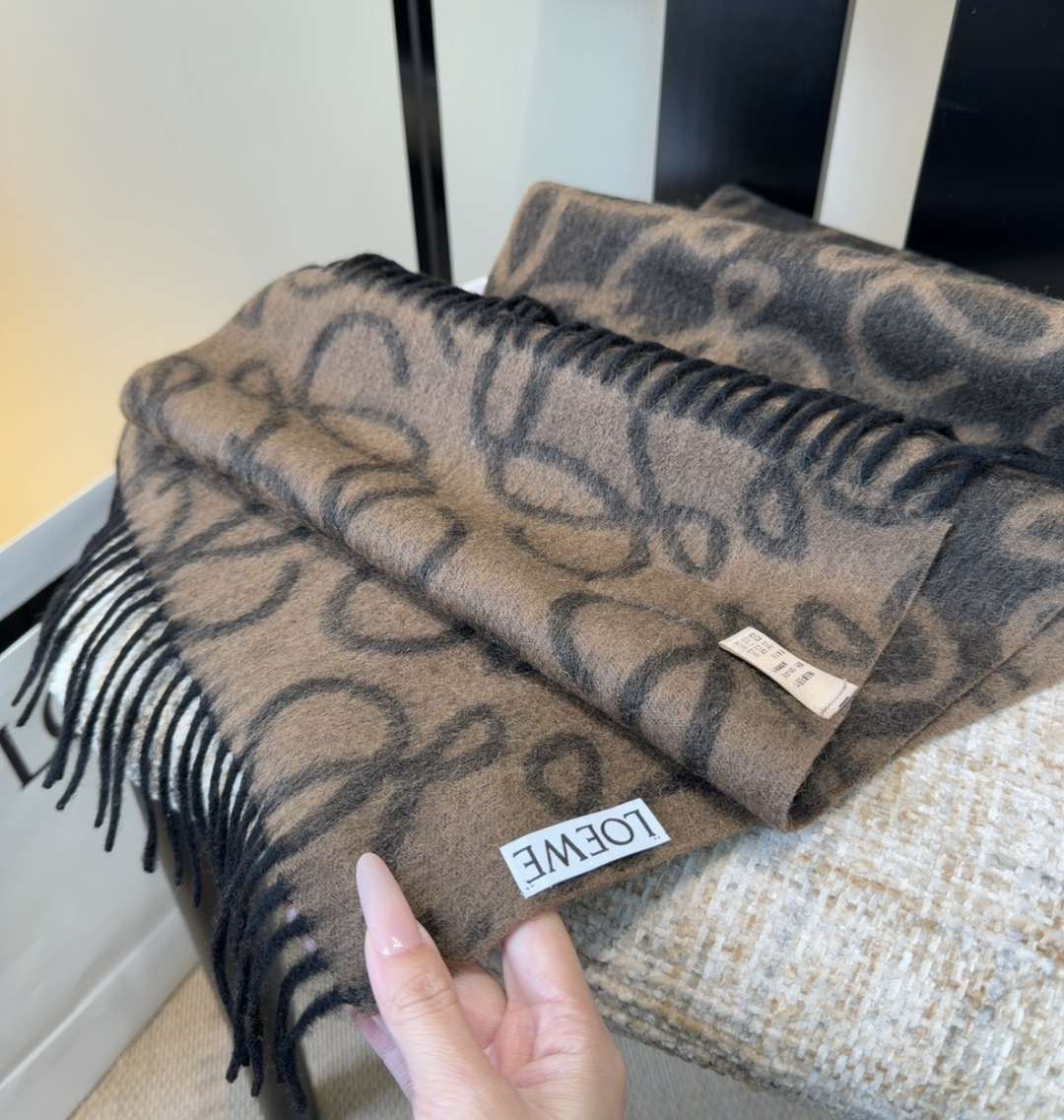 【▪Loewe · 罗意威难得一见的温柔配色，低调又不失优雅❗】重点推荐❗双面配色，一条围巾两种风格搭配