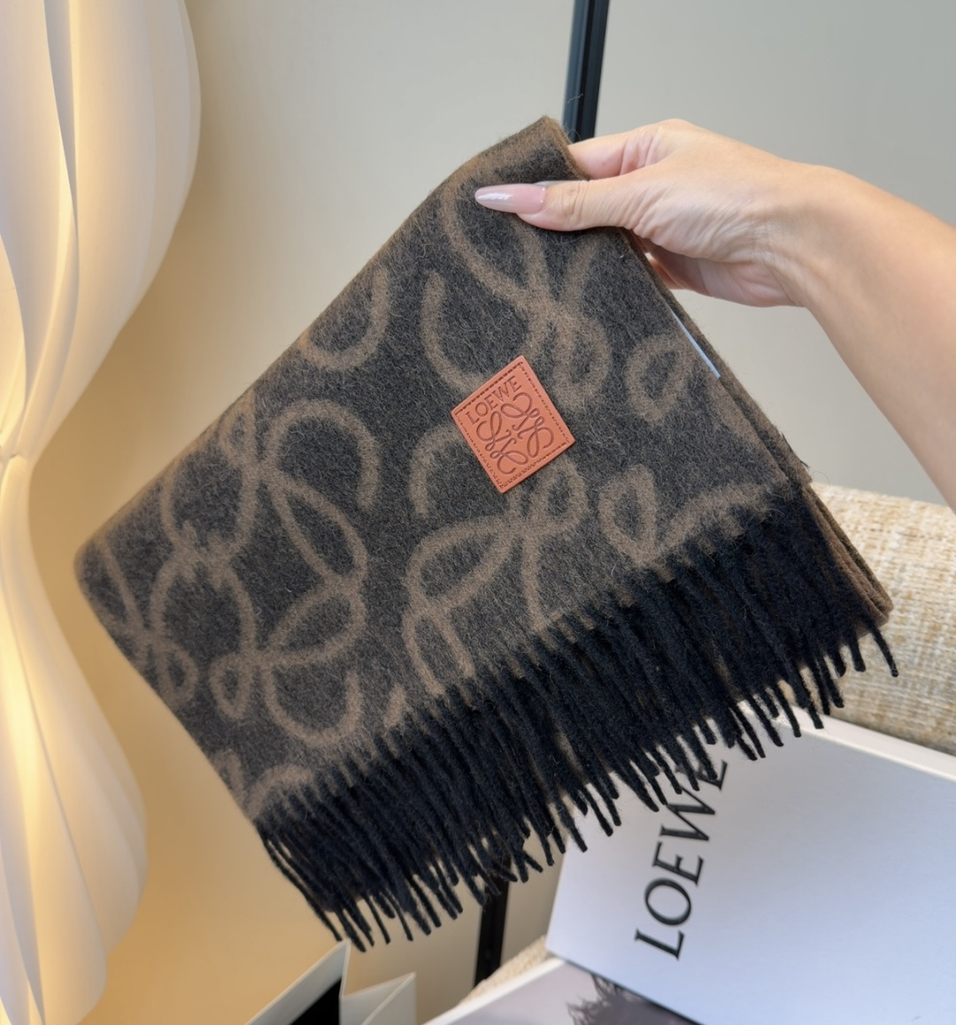 【▪Loewe · 罗意威难得一见的温柔配色，低调又不失优雅❗】重点推荐❗双面配色，一条围巾两种风格搭配