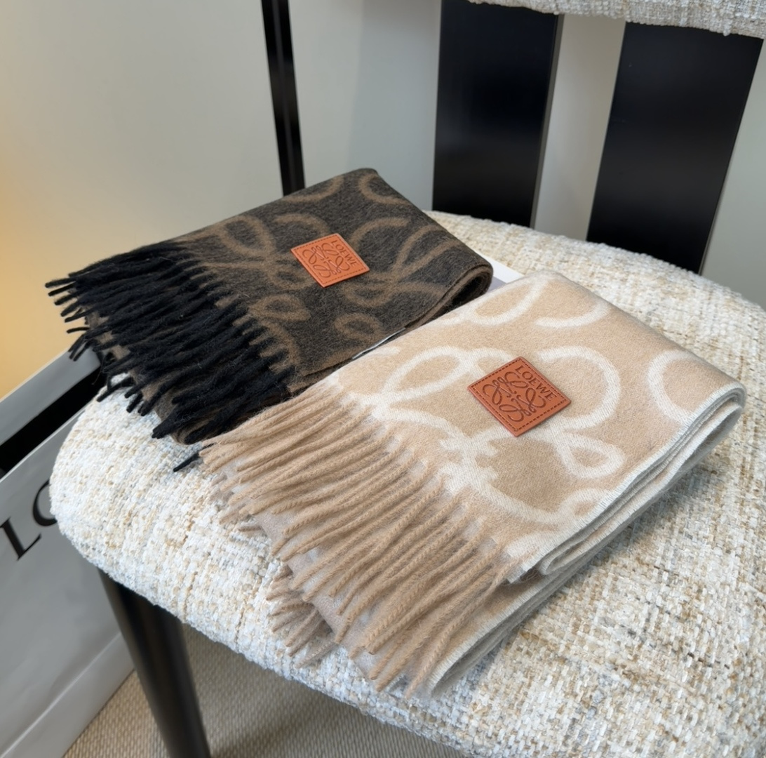 【▪Loewe · 罗意威难得一见的温柔配色，低调又不失优雅❗】重点推荐❗双面配色，一条围巾两种风格搭配