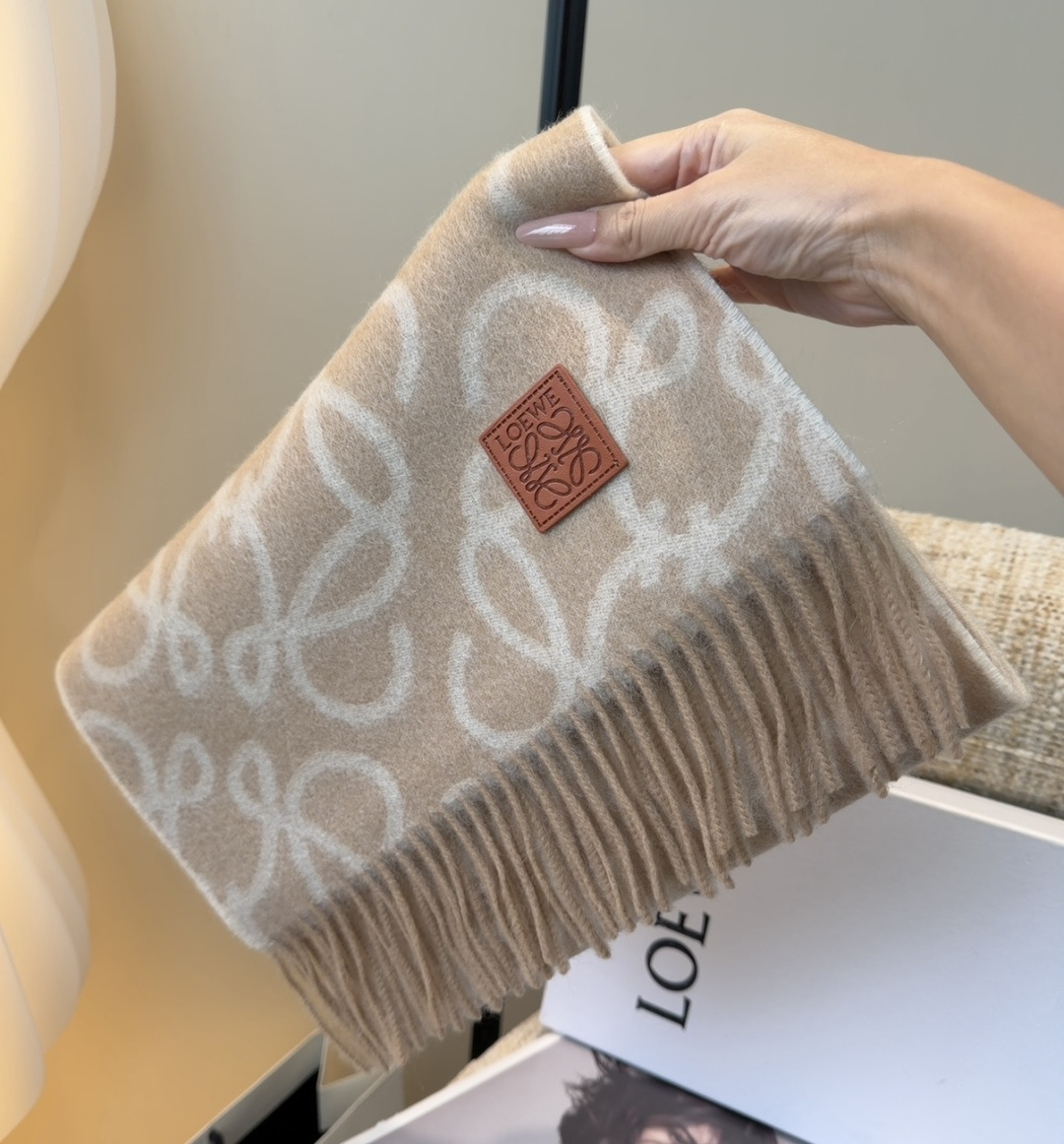 【▪Loewe · 罗意威难得一见的温柔配色，低调又不失优雅❗】重点推荐❗双面配色，一条围巾两种风格搭配