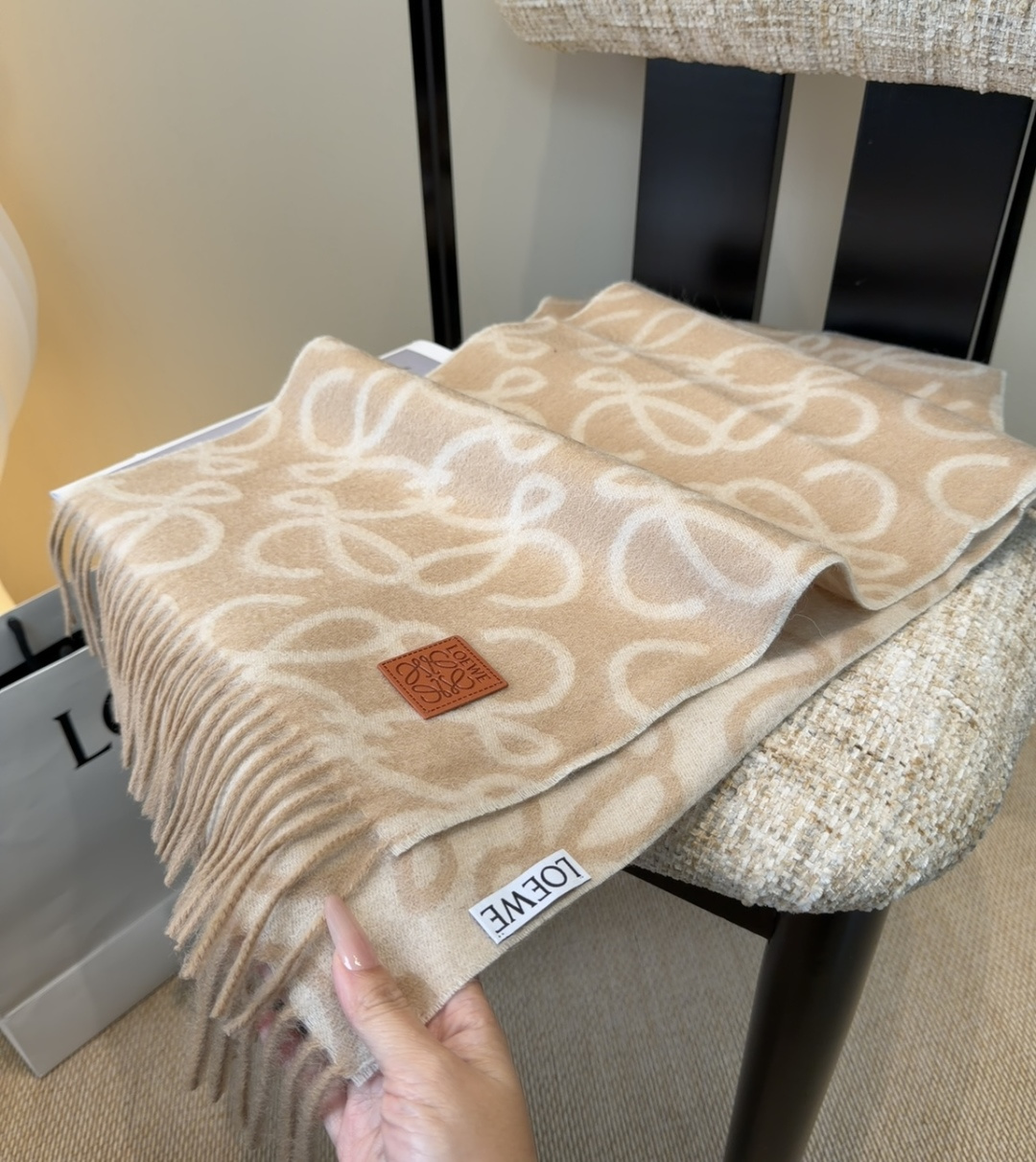 【▪Loewe · 罗意威难得一见的温柔配色，低调又不失优雅❗】重点推荐❗双面配色，一条围巾两种风格搭配