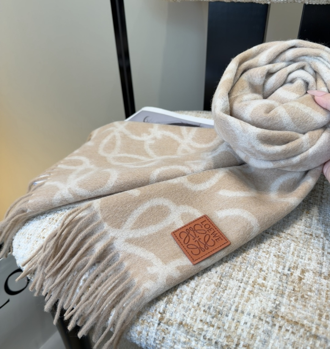 【▪Loewe · 罗意威难得一见的温柔配色，低调又不失优雅❗】重点推荐❗双面配色，一条围巾两种风格搭配