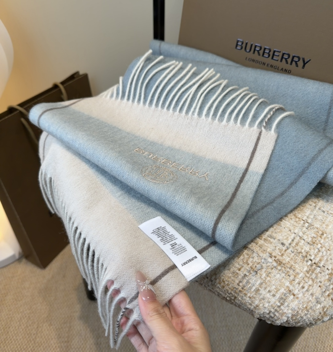 Burberry · 巴宝莉围巾❗️好看的要疯掉了，太有型太有魅力了❗️❗️非常斯文时尚的秋冬单品！真的