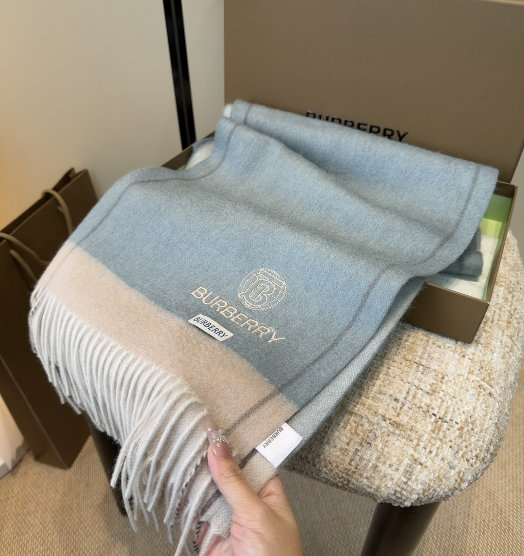 Burberry · 巴宝莉围巾❗️好看的要疯掉了，太有型太有魅力了❗️❗️非常斯文时尚的秋冬单品！真的