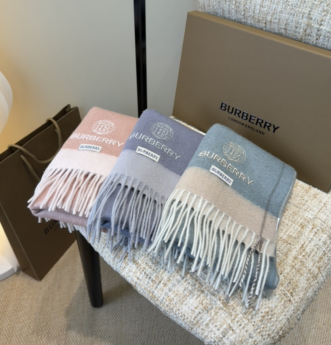 Burberry · 巴宝莉围巾❗️好看的要疯掉了，太有型太有魅力了❗️❗️非常斯文时尚的秋冬单品！真的