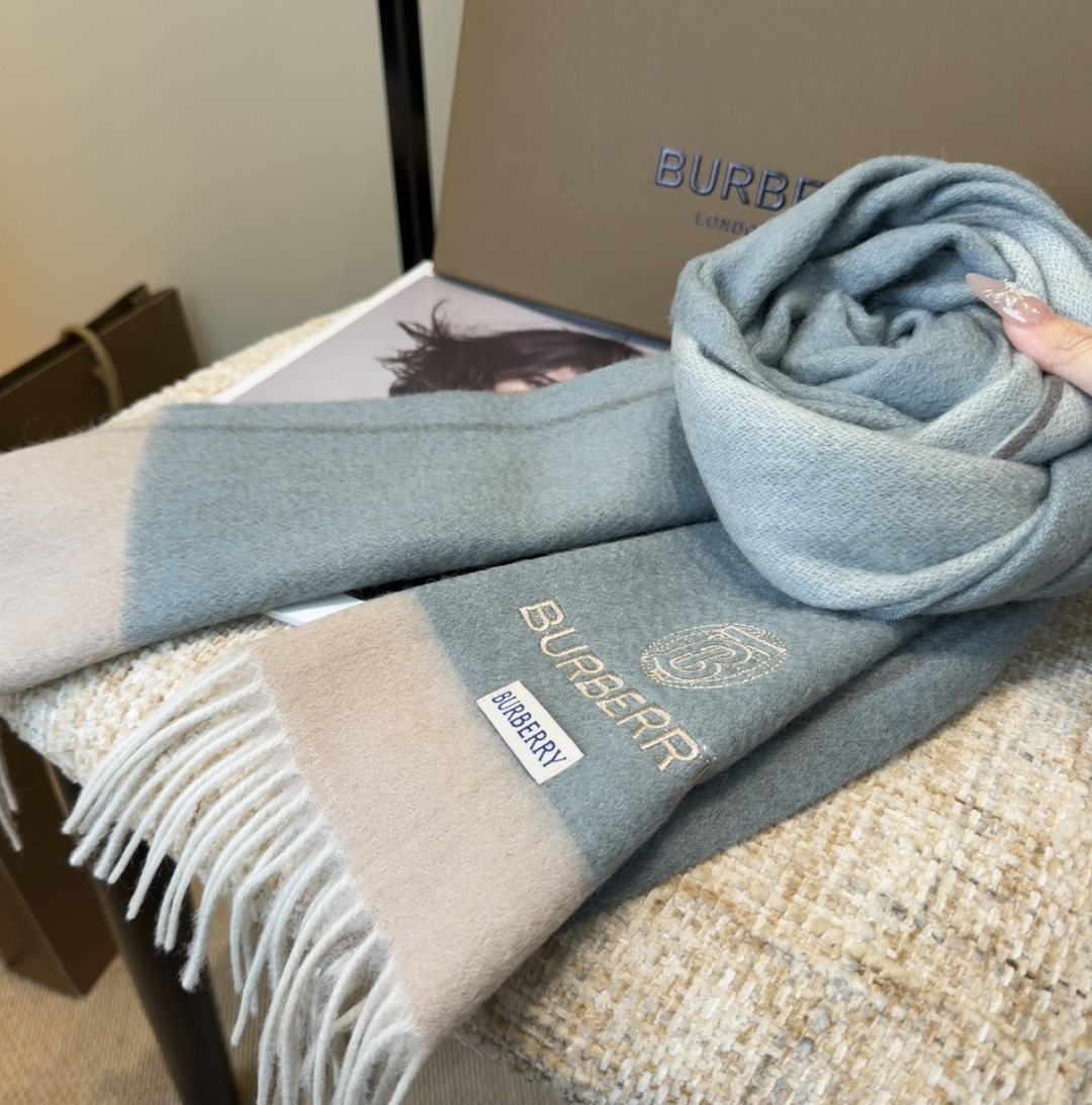 Burberry · 巴宝莉围巾❗️好看的要疯掉了，太有型太有魅力了❗️❗️非常斯文时尚的秋冬单品！真的