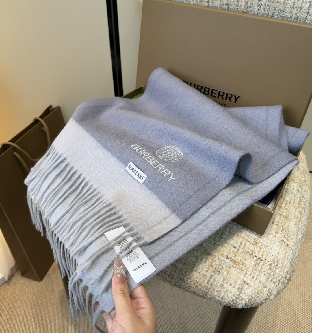 Burberry · 巴宝莉围巾❗️好看的要疯掉了，太有型太有魅力了❗️❗️非常斯文时尚的秋冬单品！真的