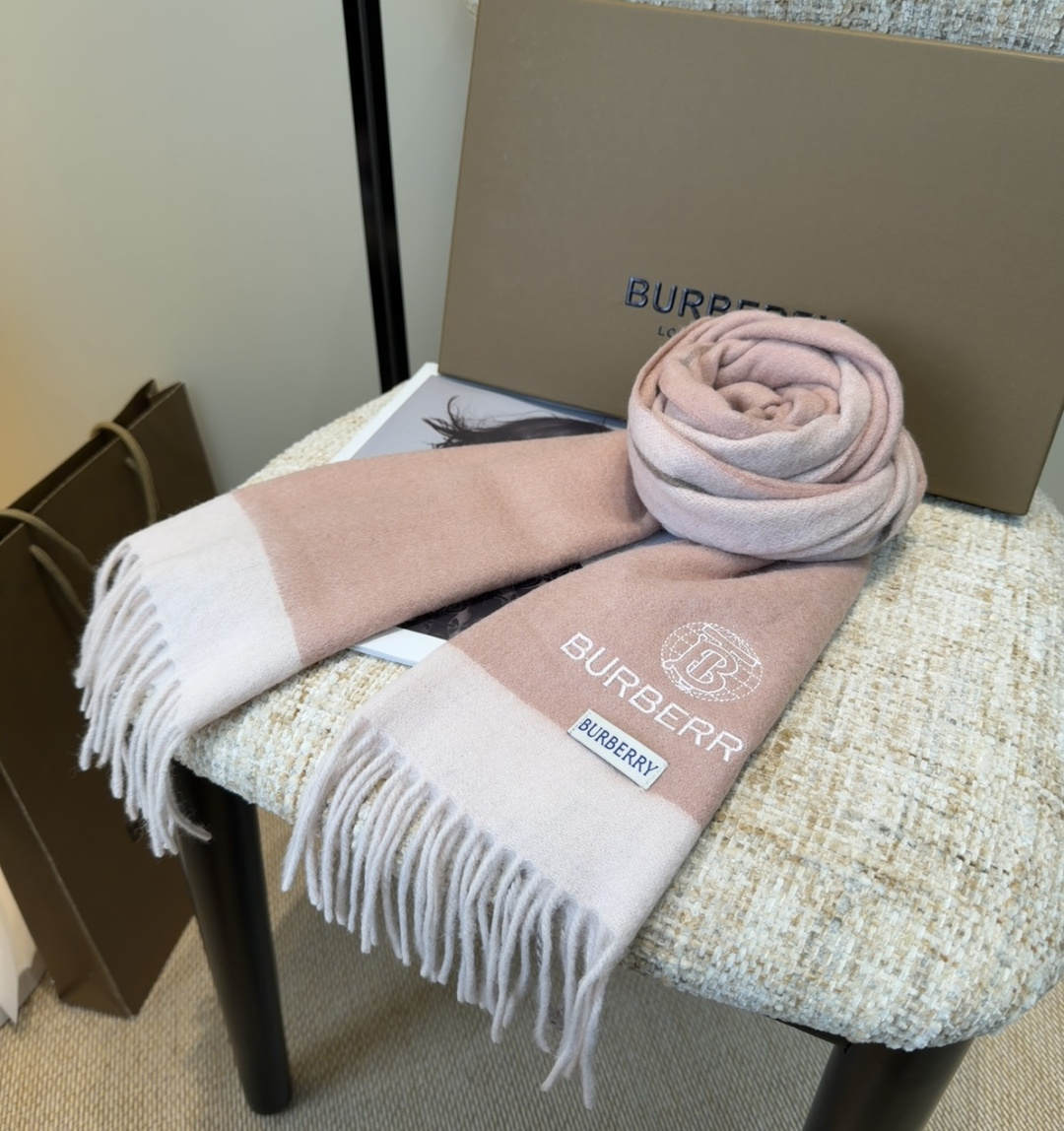 Burberry · 巴宝莉围巾❗️好看的要疯掉了，太有型太有魅力了❗️❗️非常斯文时尚的秋冬单品！真的
