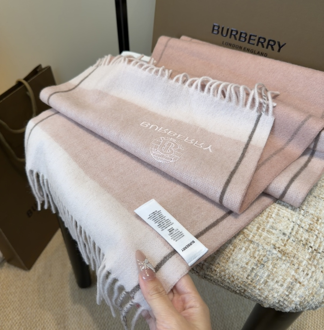 Burberry · 巴宝莉围巾❗️好看的要疯掉了，太有型太有魅力了❗️❗️非常斯文时尚的秋冬单品！真的