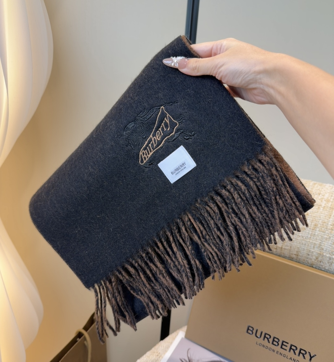 Burberry · 巴宝莉围巾❗️好看的要疯掉了，太有型太有魅力了❗️❗️非常斯文时尚的秋冬单品！真的