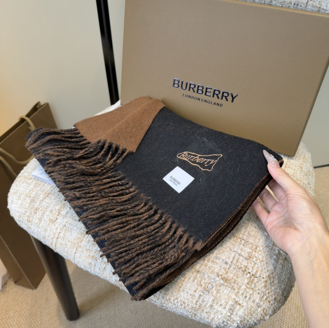 Burberry · 巴宝莉围巾❗️好看的要疯掉了，太有型太有魅力了❗️❗️非常斯文时尚的秋冬单品！真的