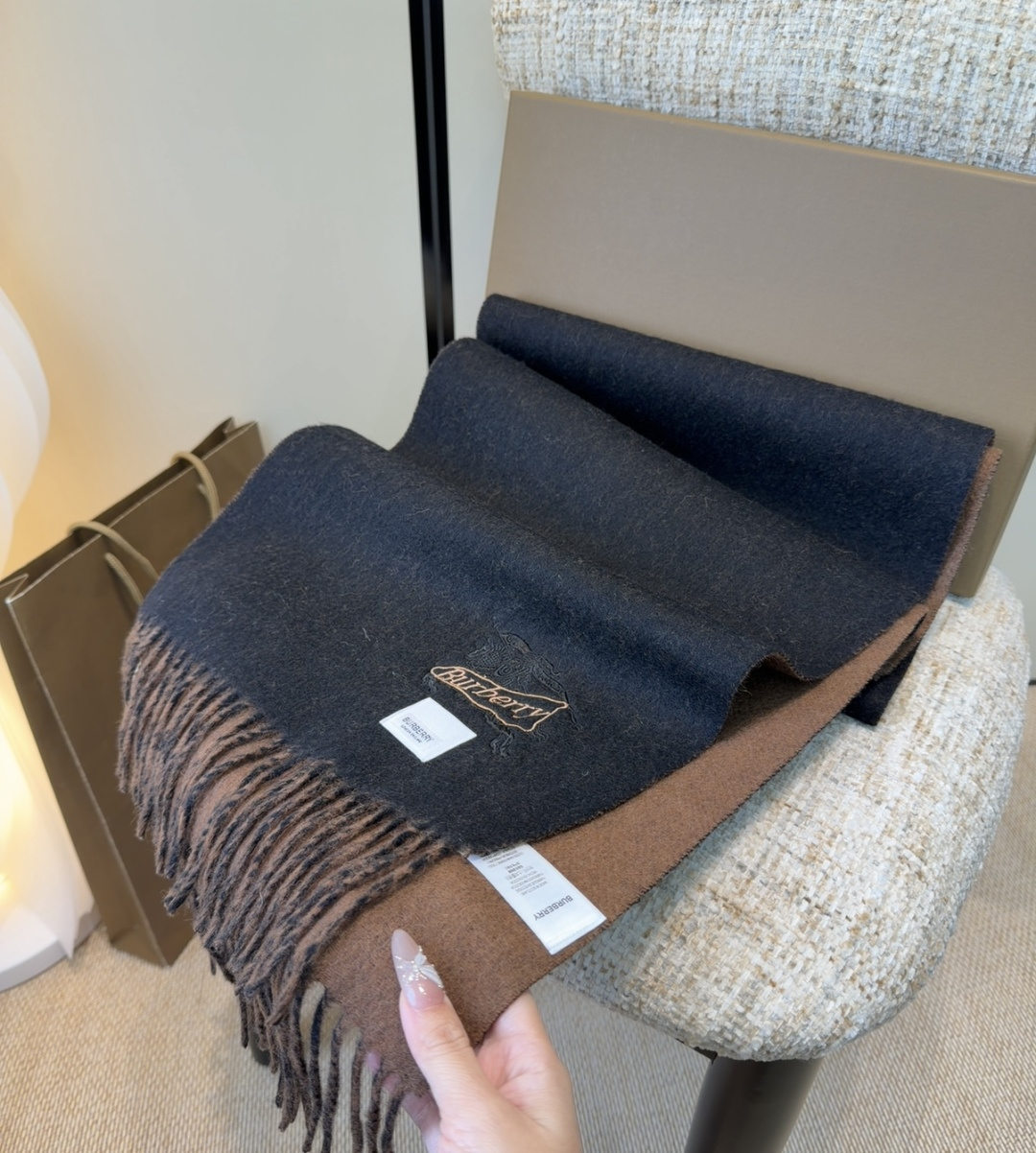 Burberry · 巴宝莉围巾❗️好看的要疯掉了，太有型太有魅力了❗️❗️非常斯文时尚的秋冬单品！真的