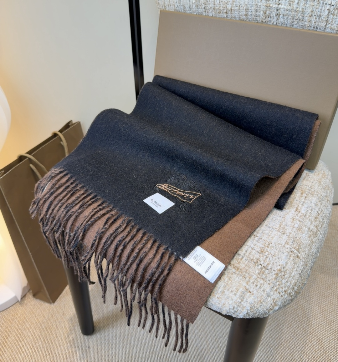 Burberry · 巴宝莉围巾❗️好看的要疯掉了，太有型太有魅力了❗️❗️非常斯文时尚的秋冬单品！真的