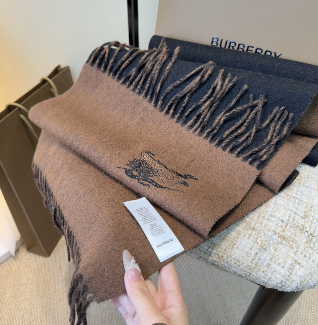 Burberry · 巴宝莉围巾❗️好看的要疯掉了，太有型太有魅力了❗️❗️非常斯文时尚的秋冬单品！真的