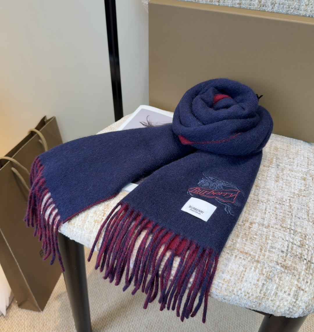 Burberry · 巴宝莉围巾❗️好看的要疯掉了，太有型太有魅力了❗️❗️非常斯文时尚的秋冬单品！真的
