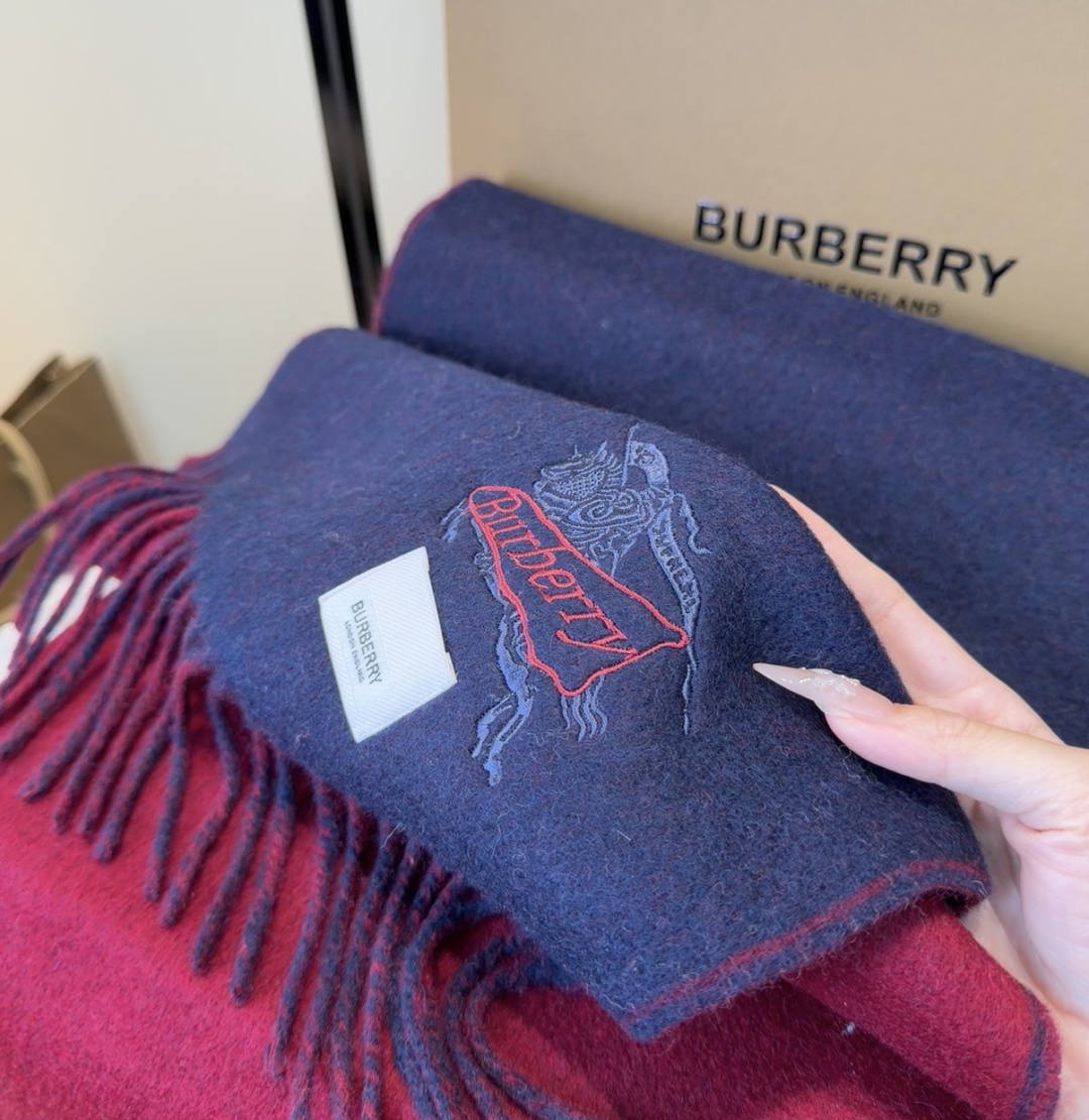 Burberry · 巴宝莉围巾❗️好看的要疯掉了，太有型太有魅力了❗️❗️非常斯文时尚的秋冬单品！真的